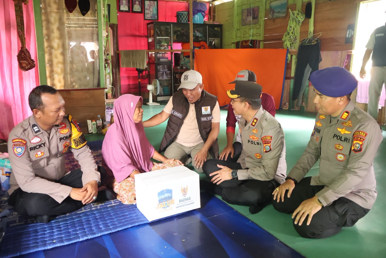KAPOLRES PELALAWAN JADI AGEN PERLINSOS, SAMBANGI WARGA KUALA TERUSAN SEBERANG