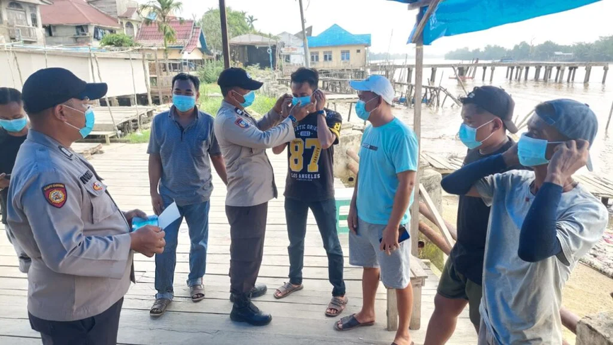 Kapolsek Gaung AKP Fadly Gerakkan Personel, Bagikan Masker dan Ingatkan Warga Tak Bakar Lahan