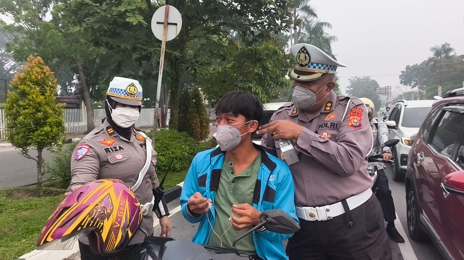 Polisi Bersama Masyarakat Ditlantas Polda Riau Bagikan Masker