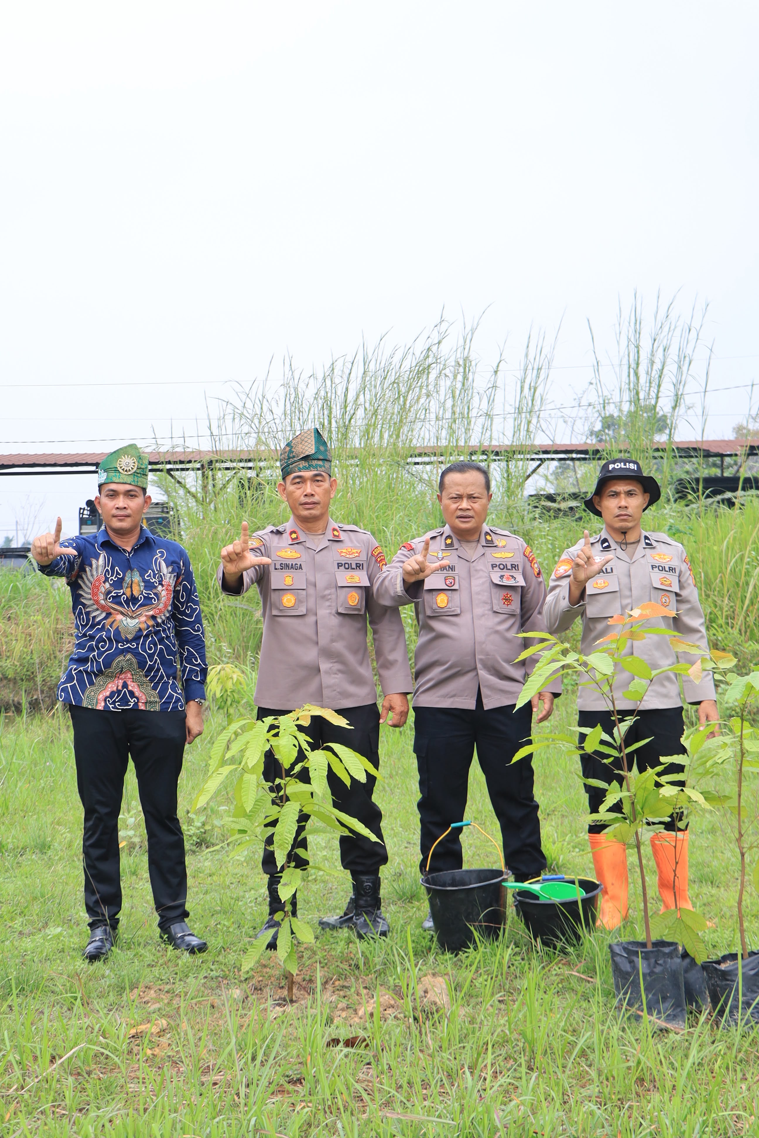 Polres Rokan Hilir Tanam 50 Bibit Pohon, Dukung Penuh Program Penanaman 1 Juta Pohon Kapolda Riau
