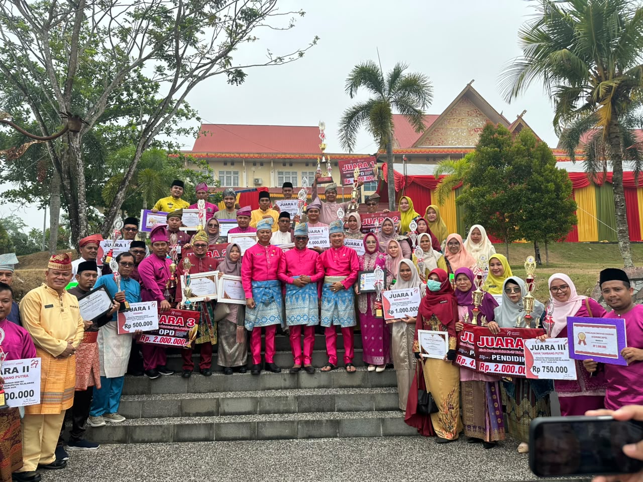 UPACARA HARI JADI KE-27 KABUPATEN PELALAWAN BERLANGSUNG KHIDMAT DI HALAMAN DPRD