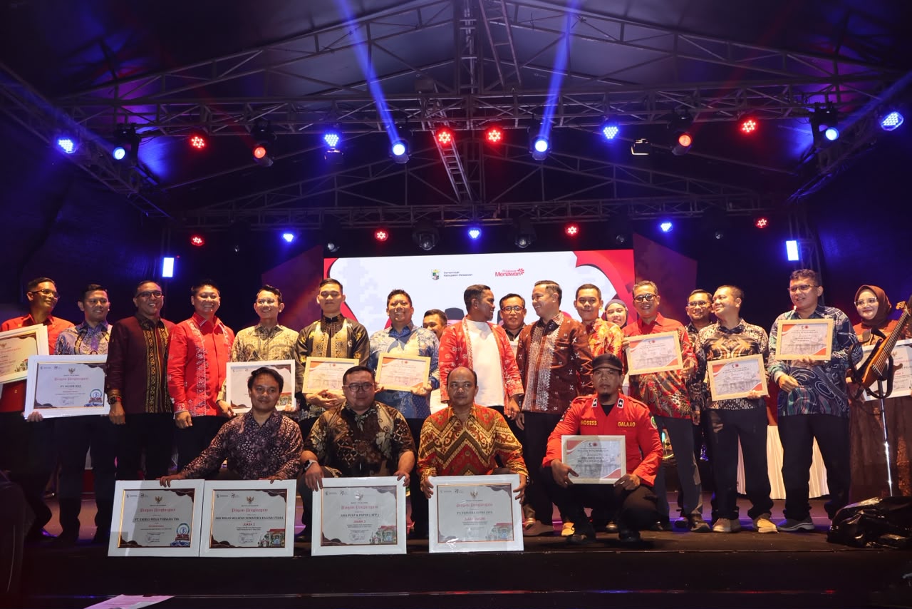 BUPATI PELALAWAN ZUKRI TUTUP MALAM PUNCAK HELAT PELALAWAN KE-27, RIBUAN WARGA PADATI LAPANGAN BUPATI