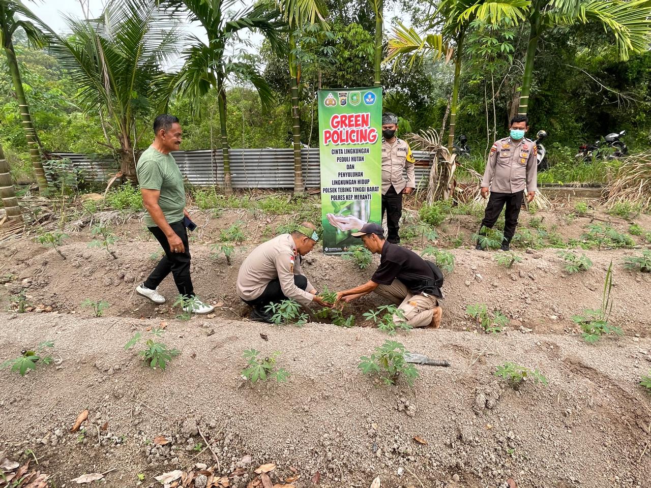 DUKUNG PROGRAM GREEN POLICING, POLSEK RANGSANG BARAT TANAM 30 BIBIT POHON KOPI BERSAMA MASYARAKAT