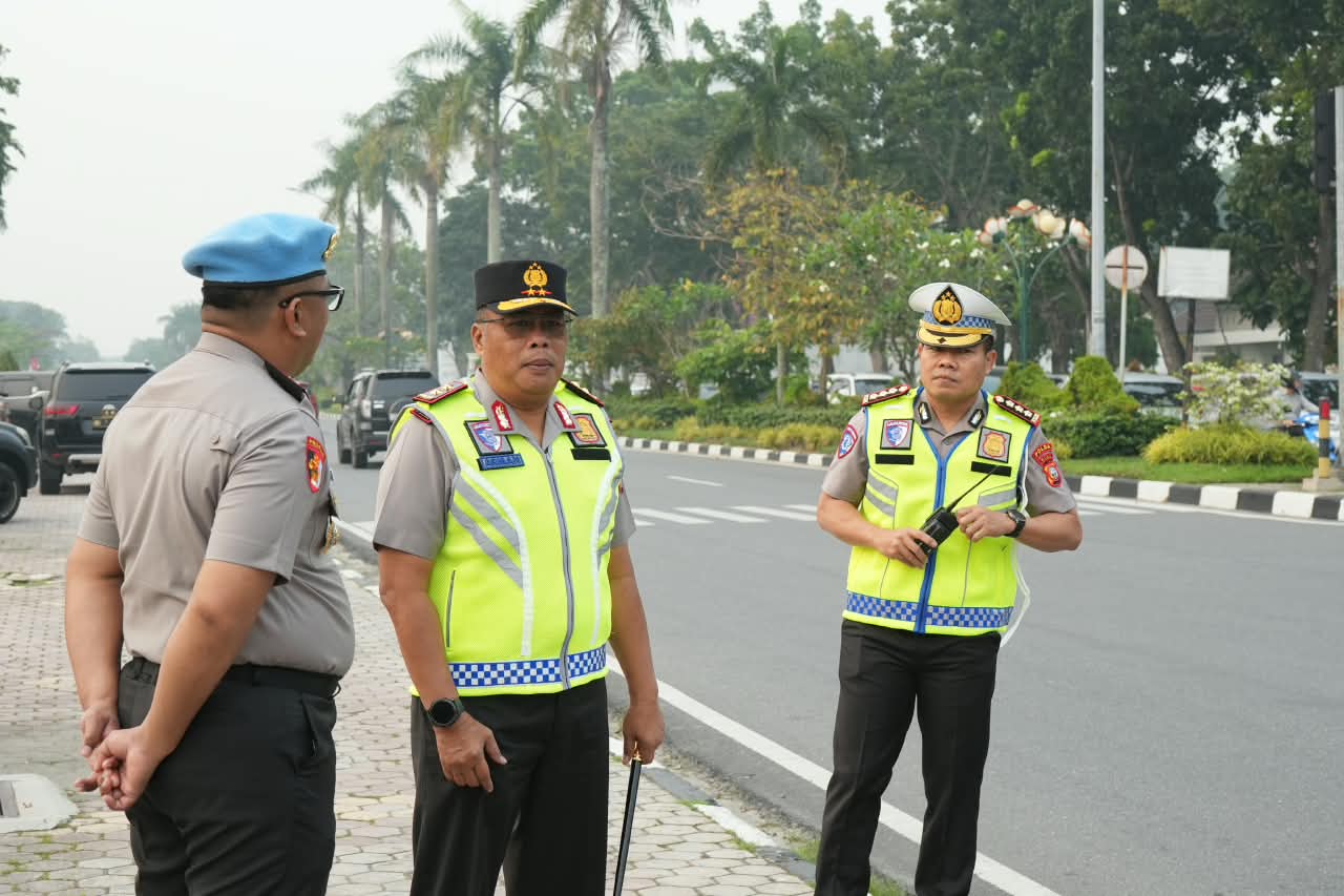Kapolda Riau Turun Langsung Atur Lalu Lintas Pagi, Pastikan Aktivitas Masyarakat di Pekanbaru Berjalan Lancar