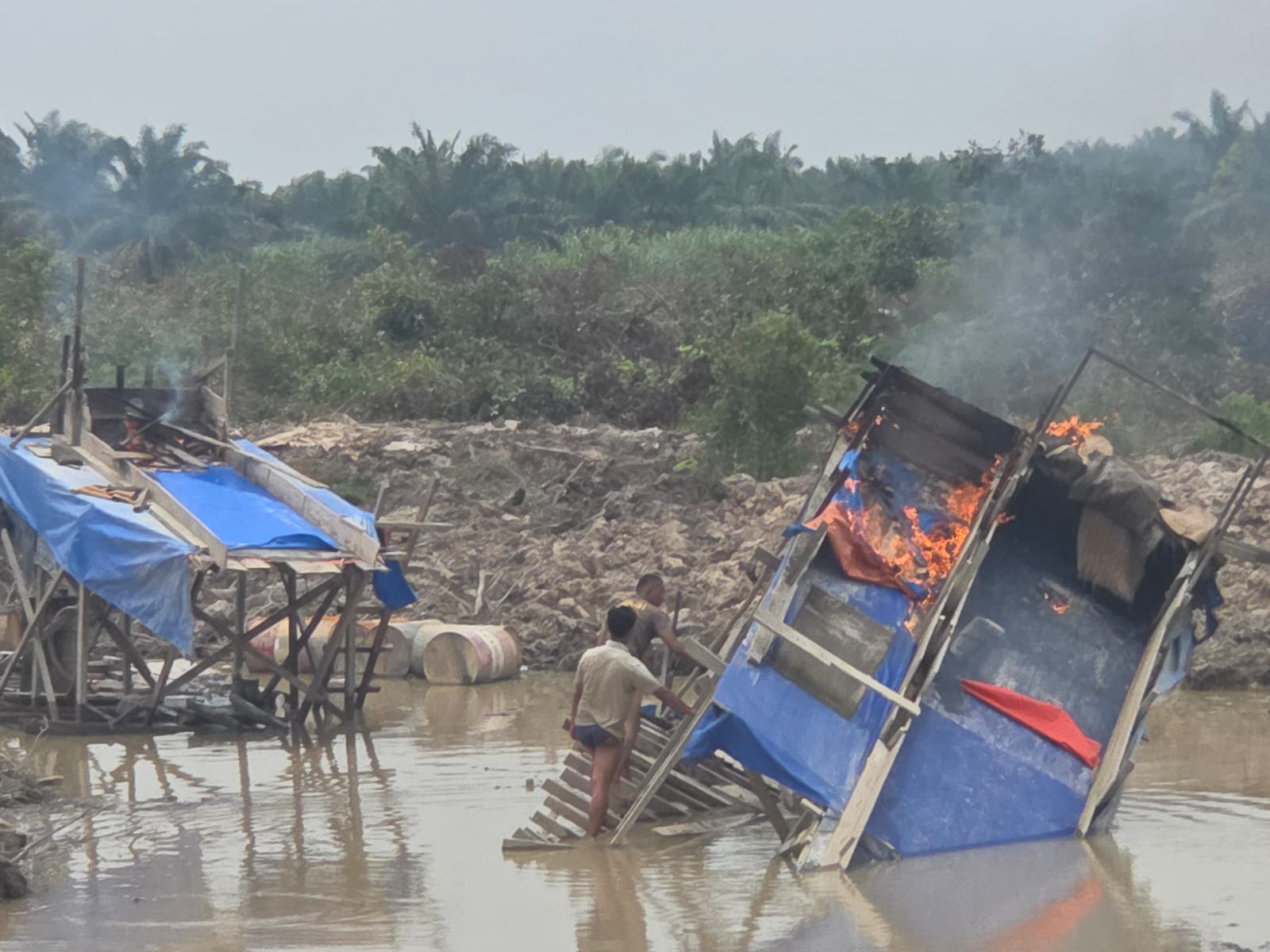 Polsek Kampar Kiri Hilir Bakar 2 Rakit Tambang Emas Ilegal di Sungai Batang Potai