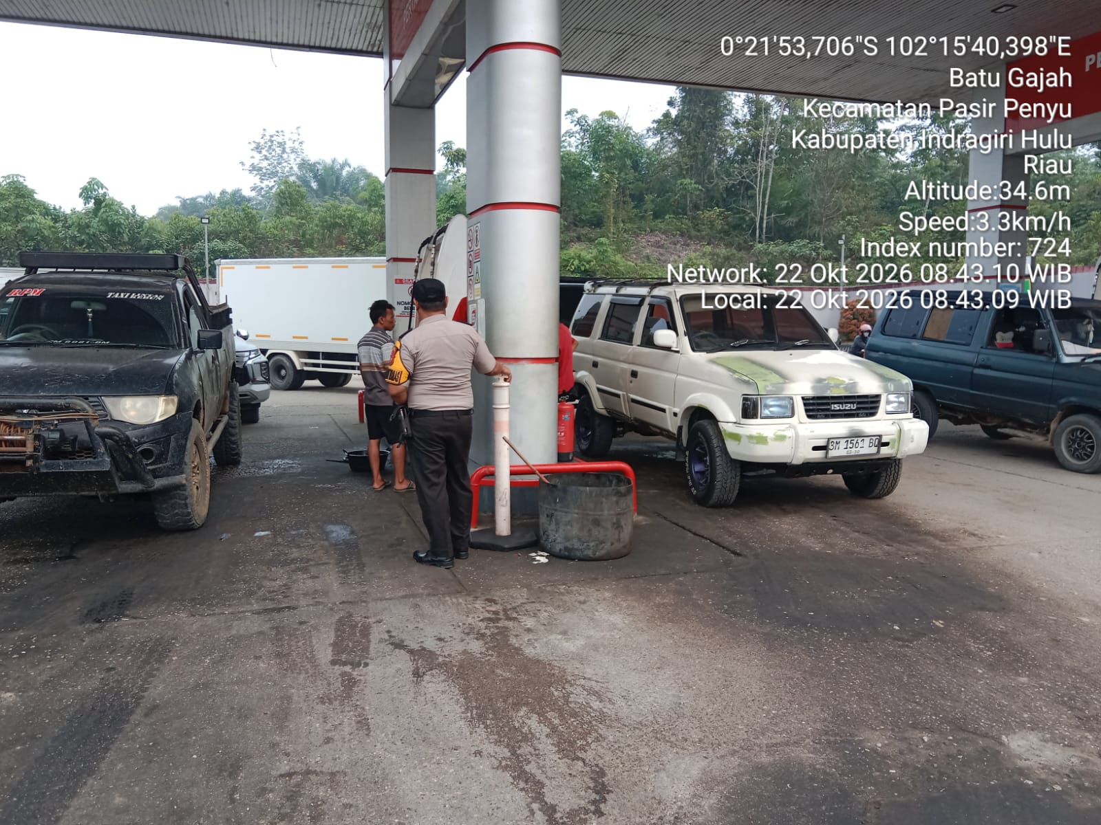 Stok BBM Aman, Antrean Tetap Lancar! Polsek Pasir Penyu Pantau SPBU Batu Gajah