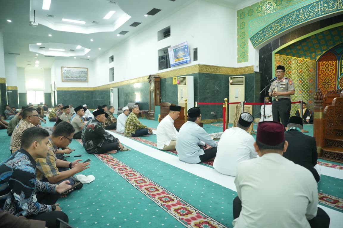 Kapolda Riau Sholat Jumat di Masjid Raya Agung An-Nur, Sampaikan Pesan Kamtibmas kepada Jemaah