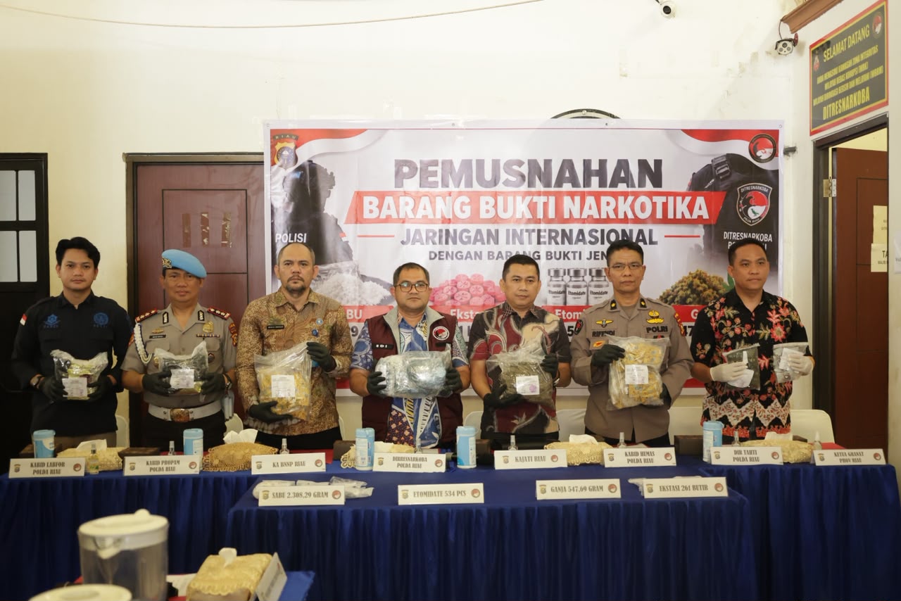 Polda Riau Musnahkan 2,3 Kg Sabu dan Ribuan Barang Bukti Narkotika, Selamatkan 13.975 Jiwa