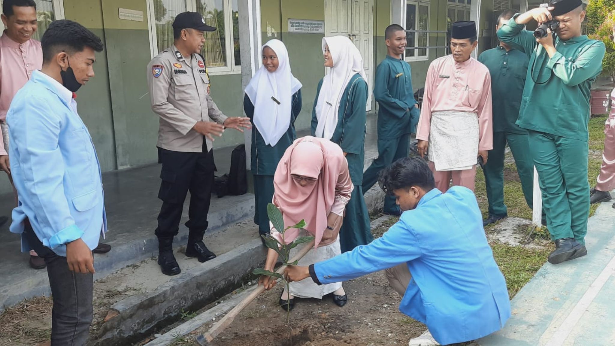 Cipayung Plus dan Bhabinkamtibmas, Tanam Pohon di SMK Taruna Pekanbaru