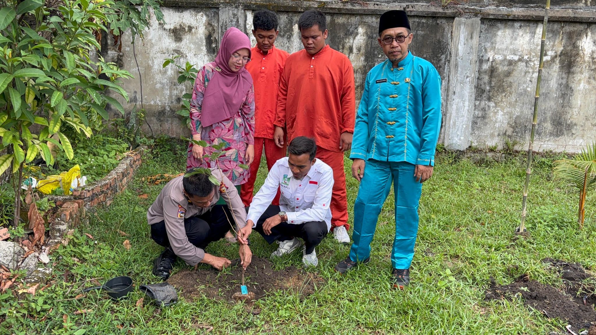 Green Policing Polda Riau Bersama Mahasiswa, Ajarkan Siswa SMAN 17 Pekanbaru Jaga Lingkungan