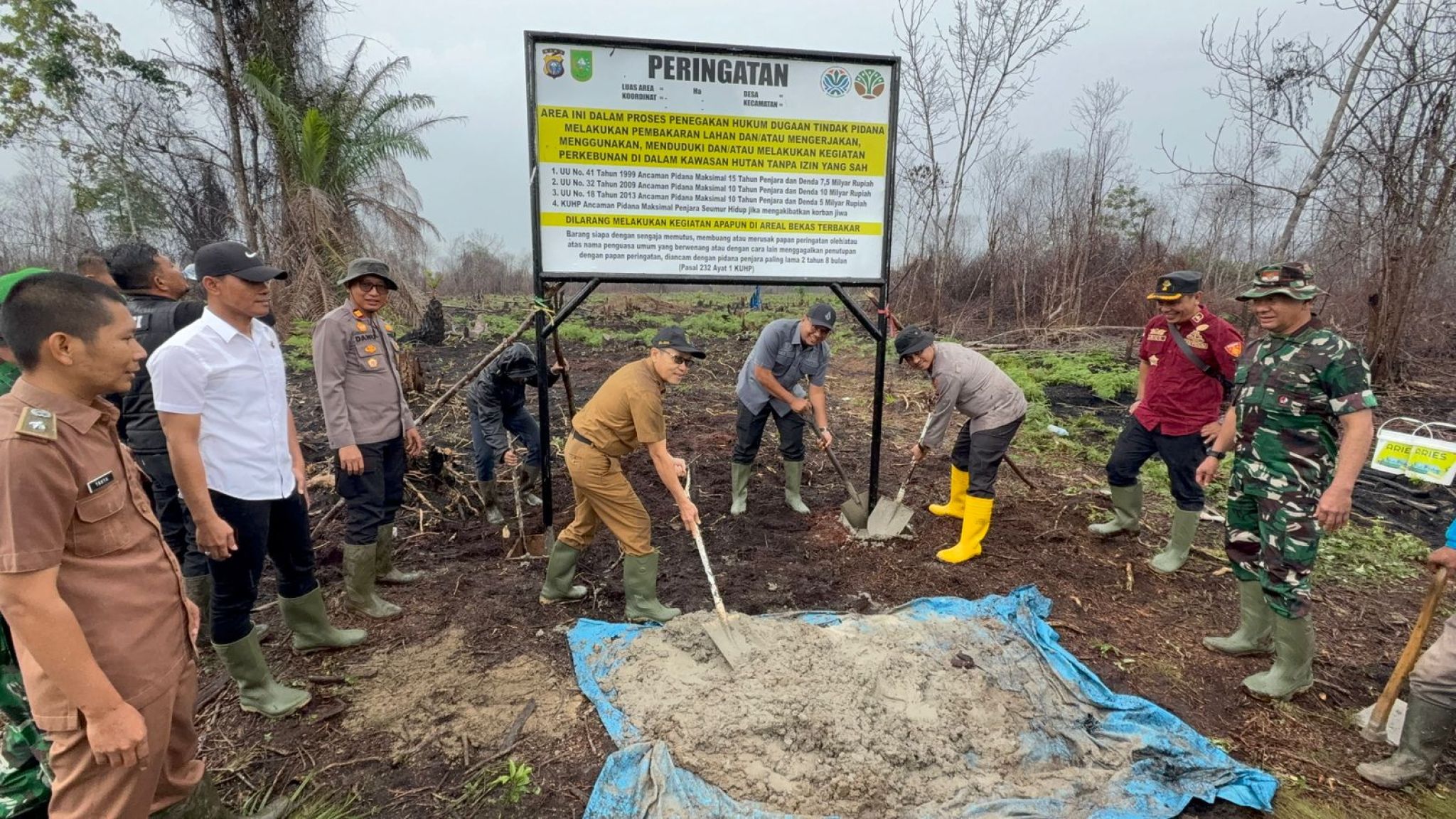 Kapolres Inhil dan Forkopimda Lakukan Pemasangan Plang Larangan di Lahan Bekas Kebakaran di Kecamatan Kempas