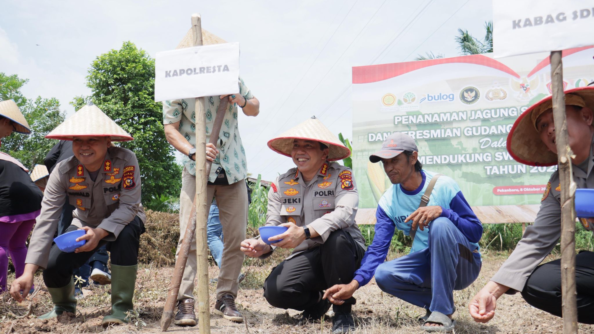 Polresta Pekanbaru Gelar Penanaman Jagung Serentak, Bagikan Sembako dan Layanan Kesehatan Gratis untuk Warga