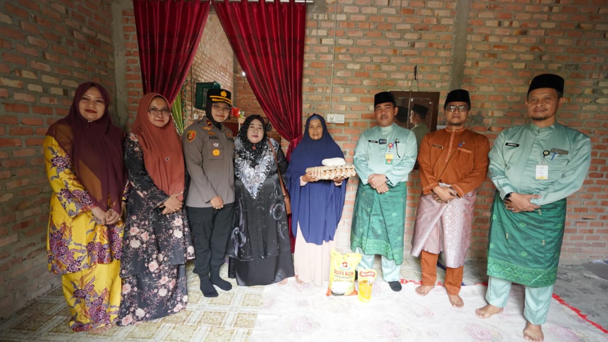 Polres Siak Gelar Jumat Berkah di Banjar Seminai, Wujud Kepedulian dan Sinergi di Hari Jadi Kabupaten Siak ke-26