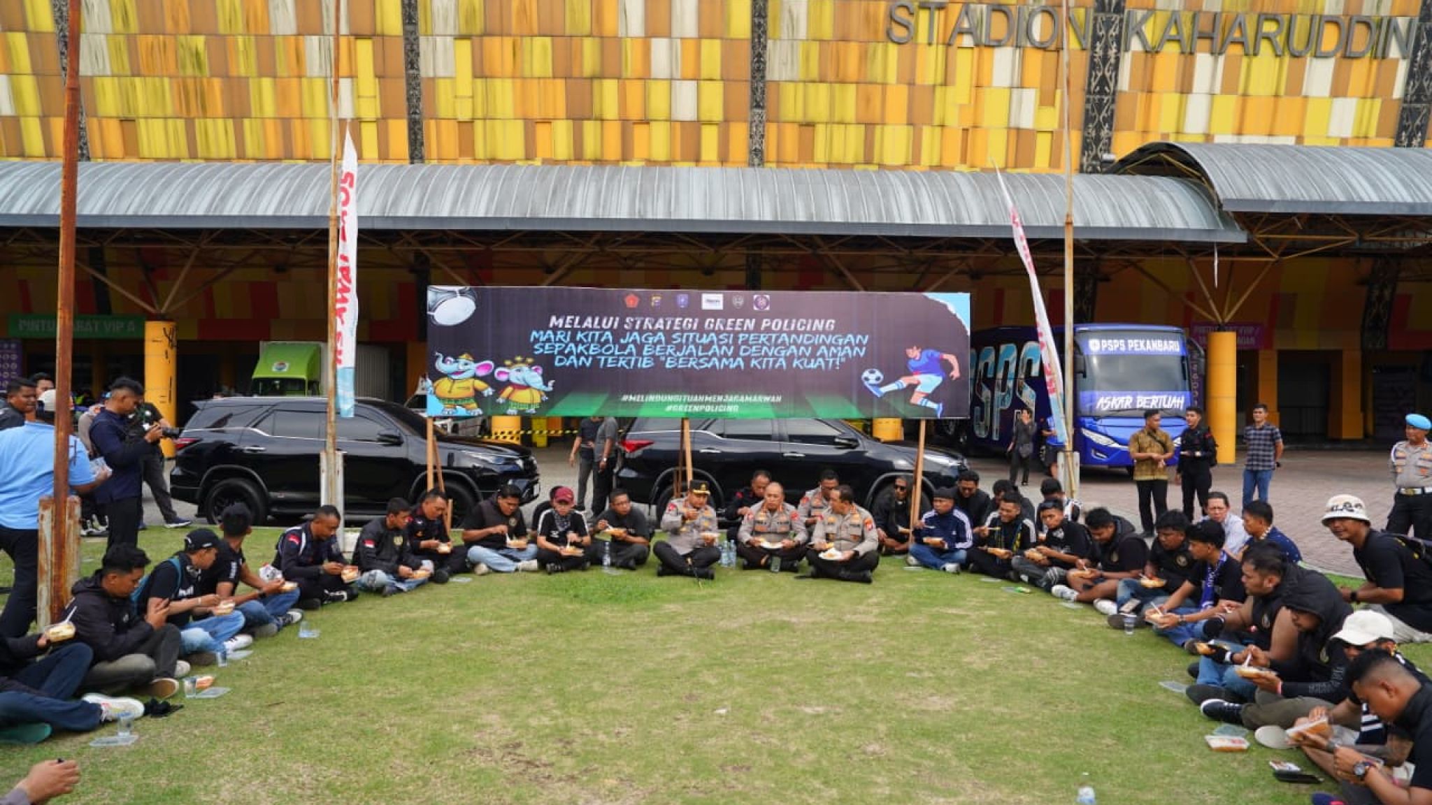 Kapolda Riau Ajak Doa dan Makan Bersama Suporter PSPS Pekanbaru di Stadion Kaharuddin Nasution