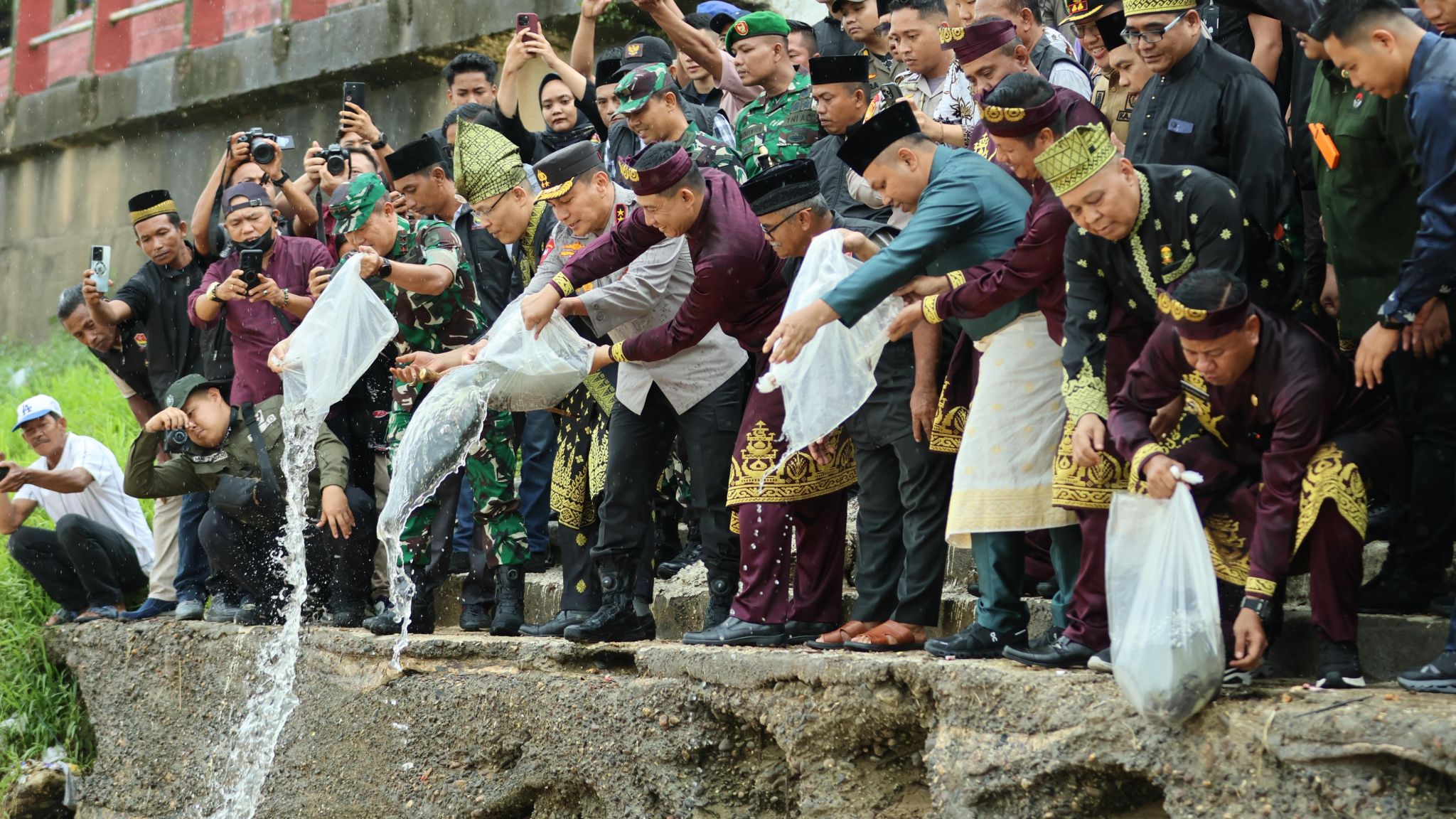 Kapolda Riau Hadiri Pengukuhan 654 Dubalang Batang Kuantan Singingi, Gubernur Tegaskan Tak Ada Toleransi Bagi Perusak Alam