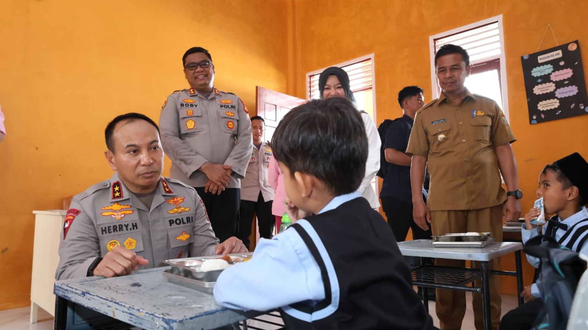 Diresmikan Kapolda, SPPG Polres Kampar Distribusikan MBG ke 2.105 Siswa