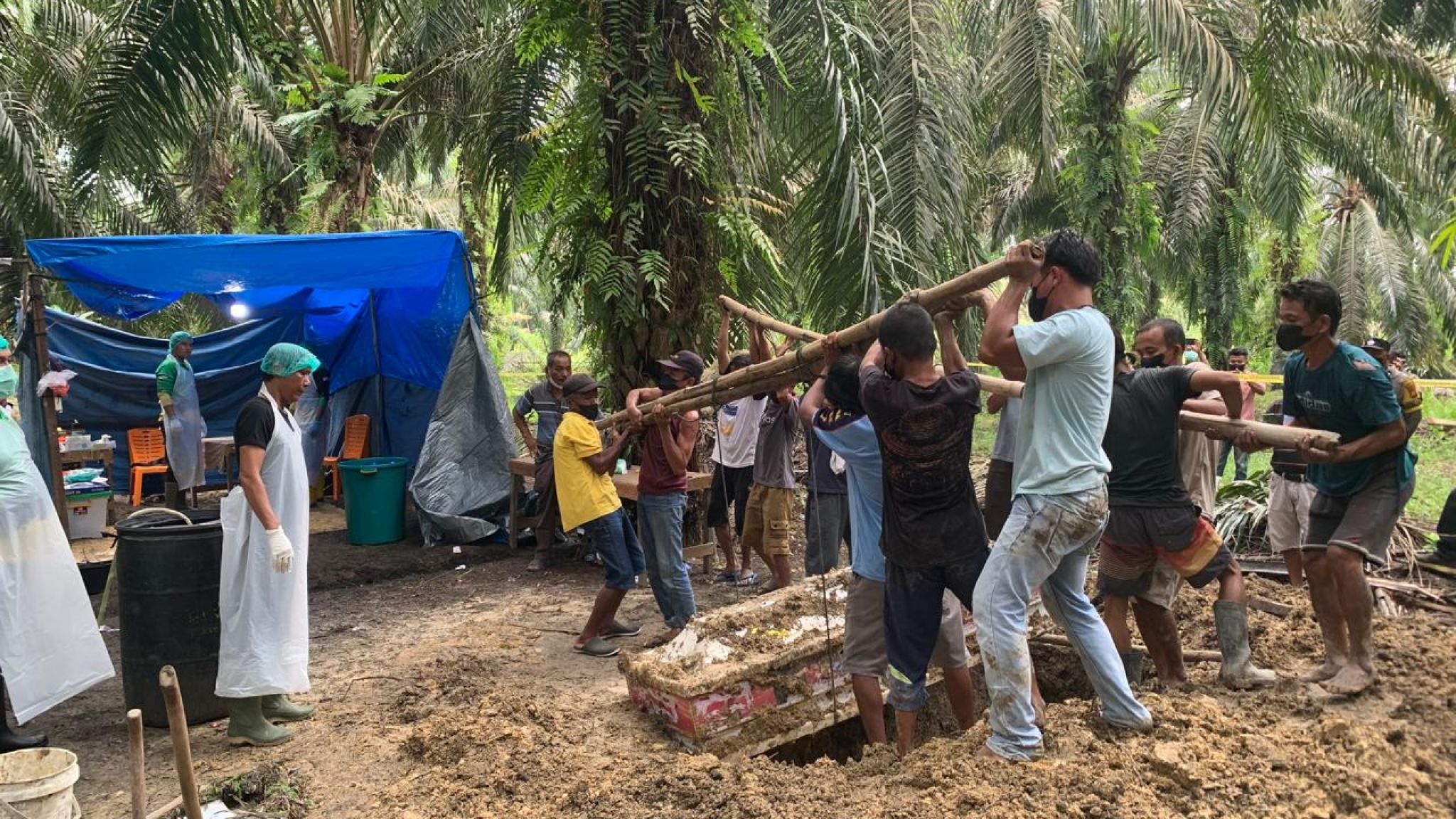 Tim Forensik Autopsi Ulang Jasad Antoni Tampubolon, Polsek Tapung Dampingi Proses Ekshumasi di Pemakaman Keluarga!