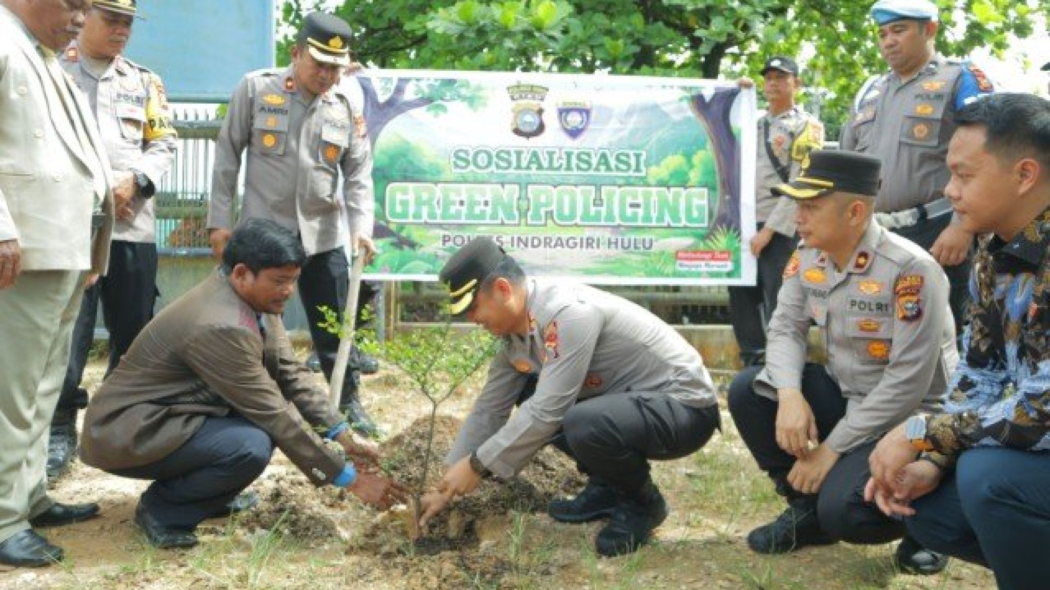Kapolres Inhu Sosialisasi Green Policing dan Tanam Pohon di Gereja