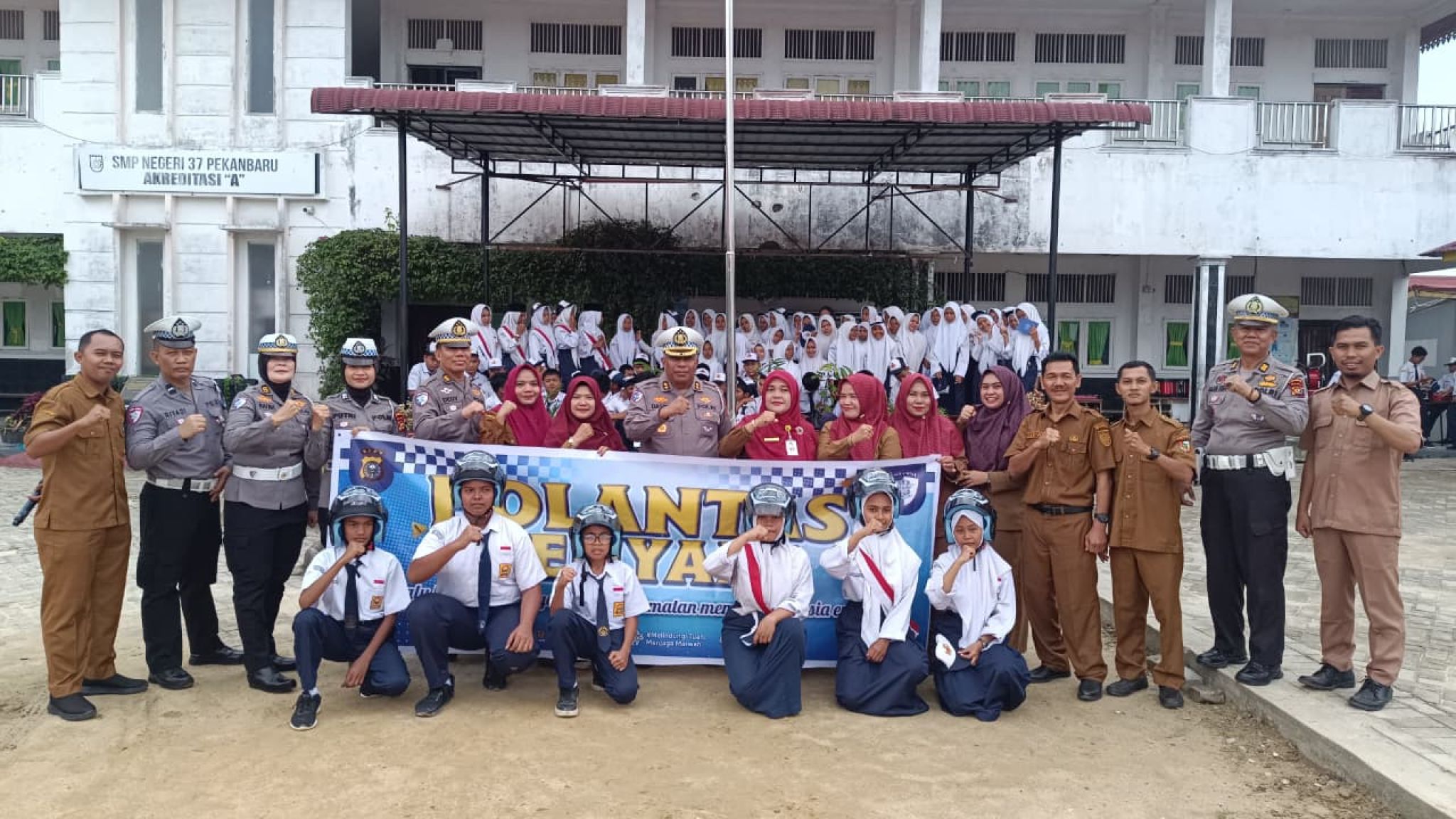 Ditlantas Polda Riau Gelar “Police Goes To School” dan Sosialisasi Green Policing di SMPN 37 Pekanbaru