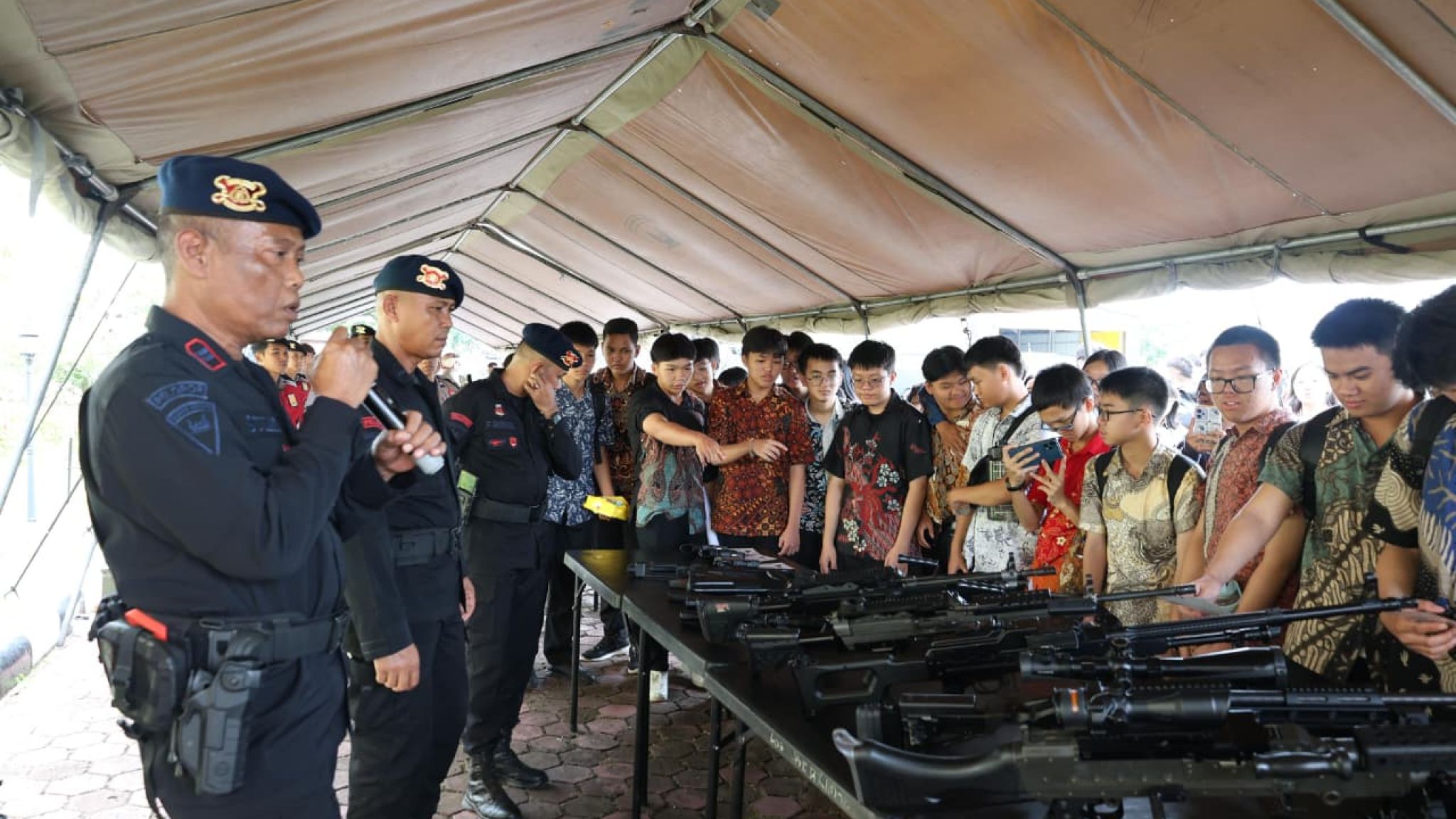 Menanam Semangat Nasionalisme dan Kepedulian Lingkungan: Kunjungan Belajar Siswa/i SMK Dharma Loka ke Polda Riau