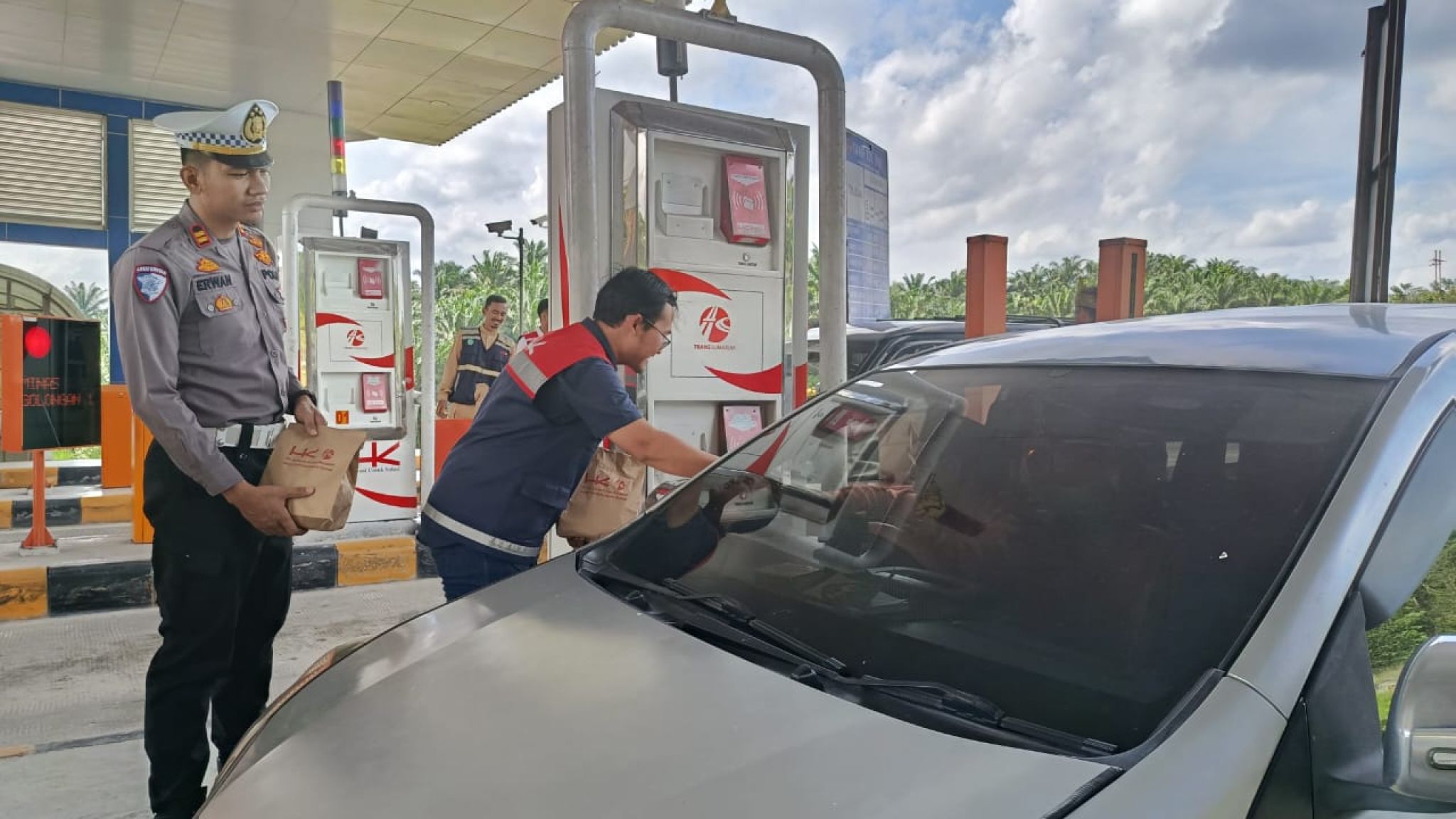 PJR Riau dan HK Regional Bagikan Souvenir di Tol Pekanbaru–Dumai, Ajak Pengendara Tertib dan Aman di Jalan