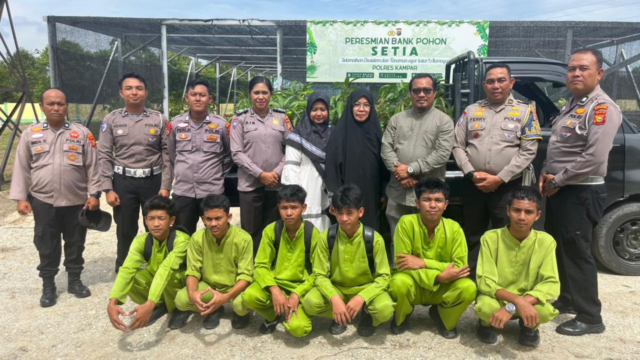 Polres Kampar Beri 'Tabungan' Oksigen, Bank Pohon Setia Salurkan Ratusan Bibit Pohon ke SMKN 1 Bangkinang, Udara Segar untuk Generasi Penerus!