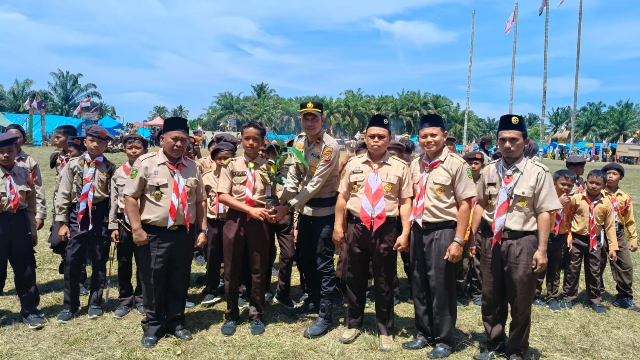 Peringati Hari Sumpah Pemuda, Kapolsek Rambah Samo Bagikan Bibit Pohon dan Ajak Peserta Pramuka Jaga Lingkungan