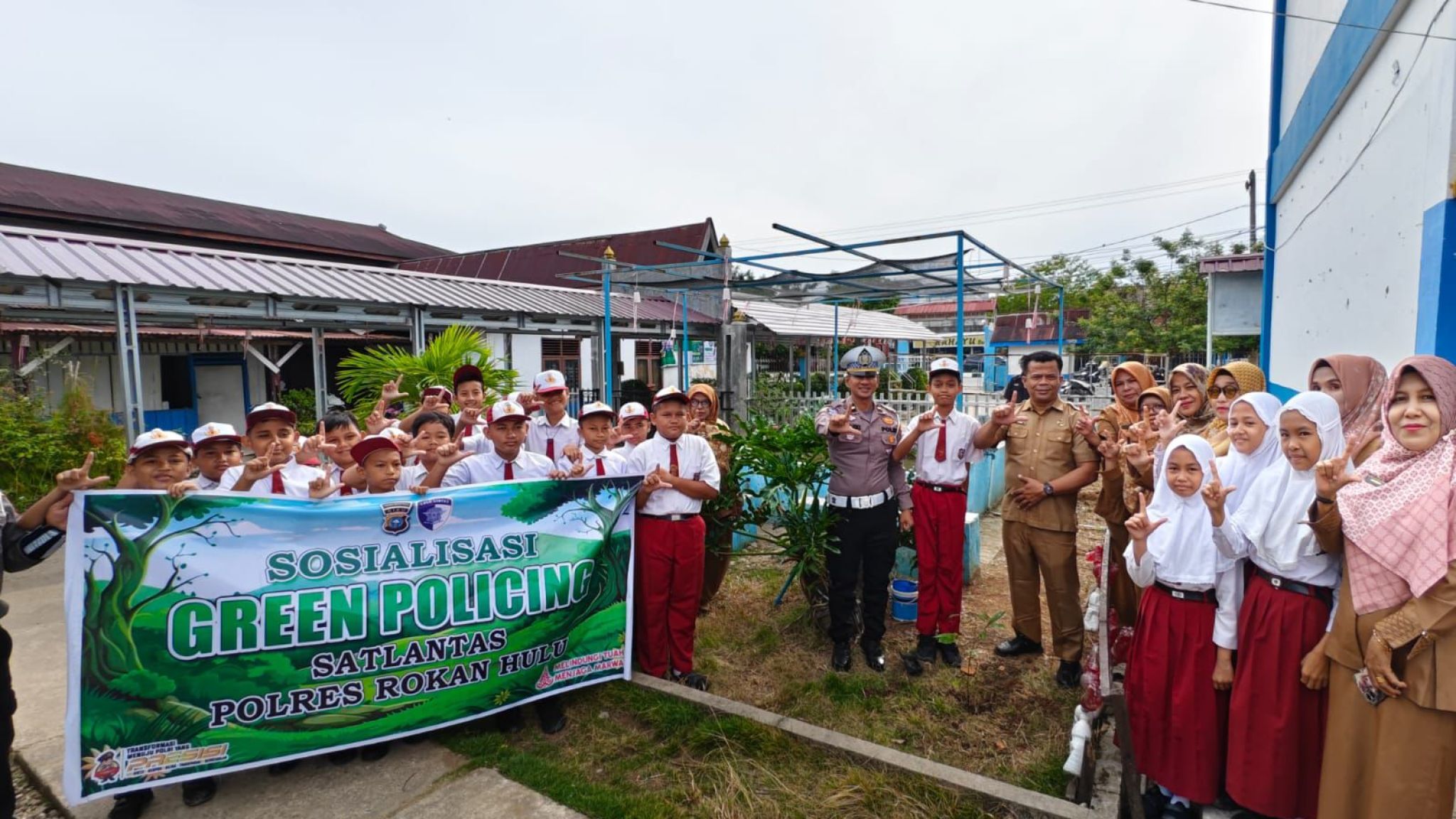 Wujudkan Green Policing, Satlantas Polres Rohul Tanam Pohon dan Sosialisasikan Green Policing di SDN 002 Rambah