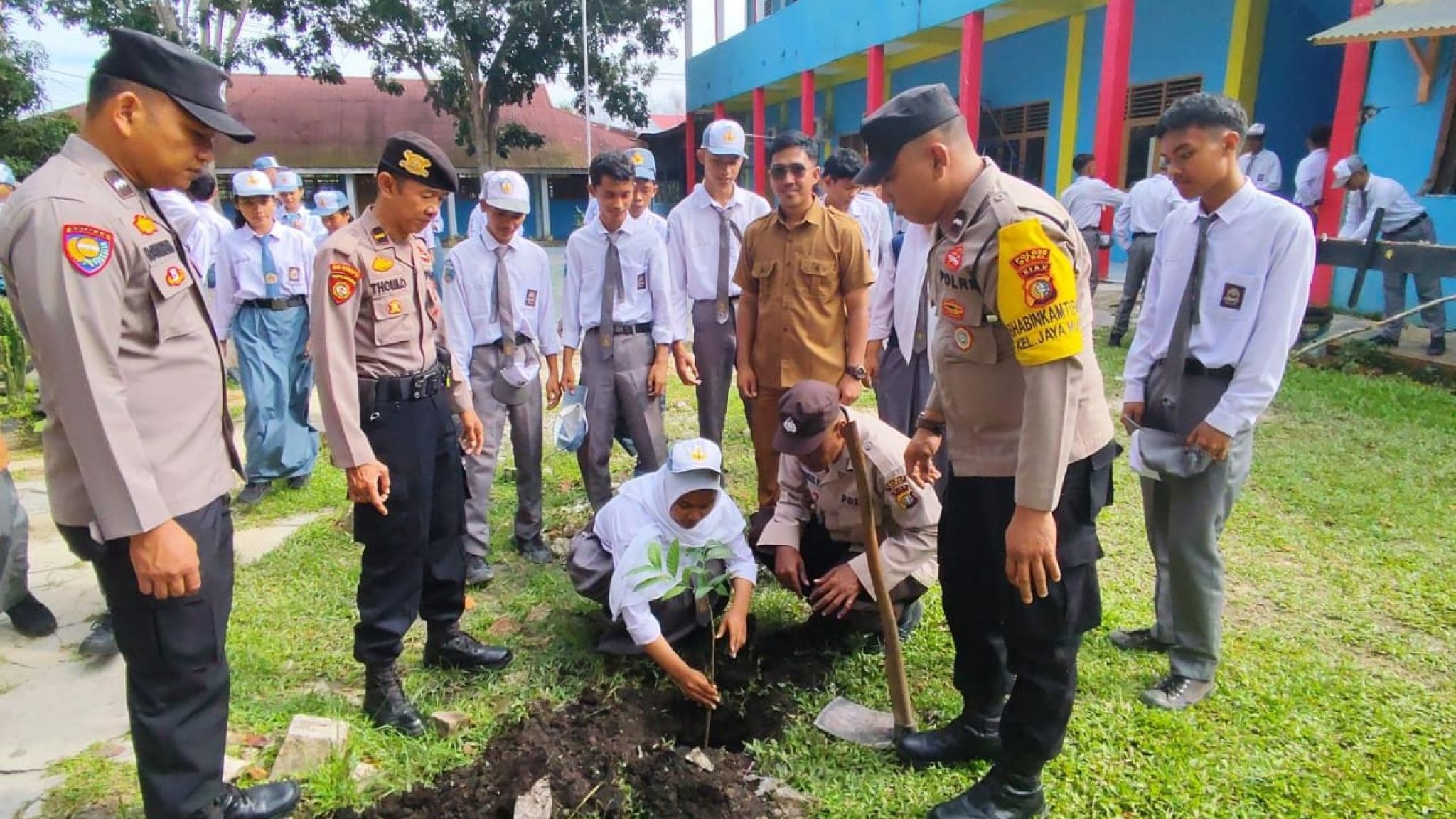 Polsek Dumai Timur Edukasi Dan Sosialisasi Program Green Policing kepada Gen Z di SMK Perminyakan PGRI Kota Dumai