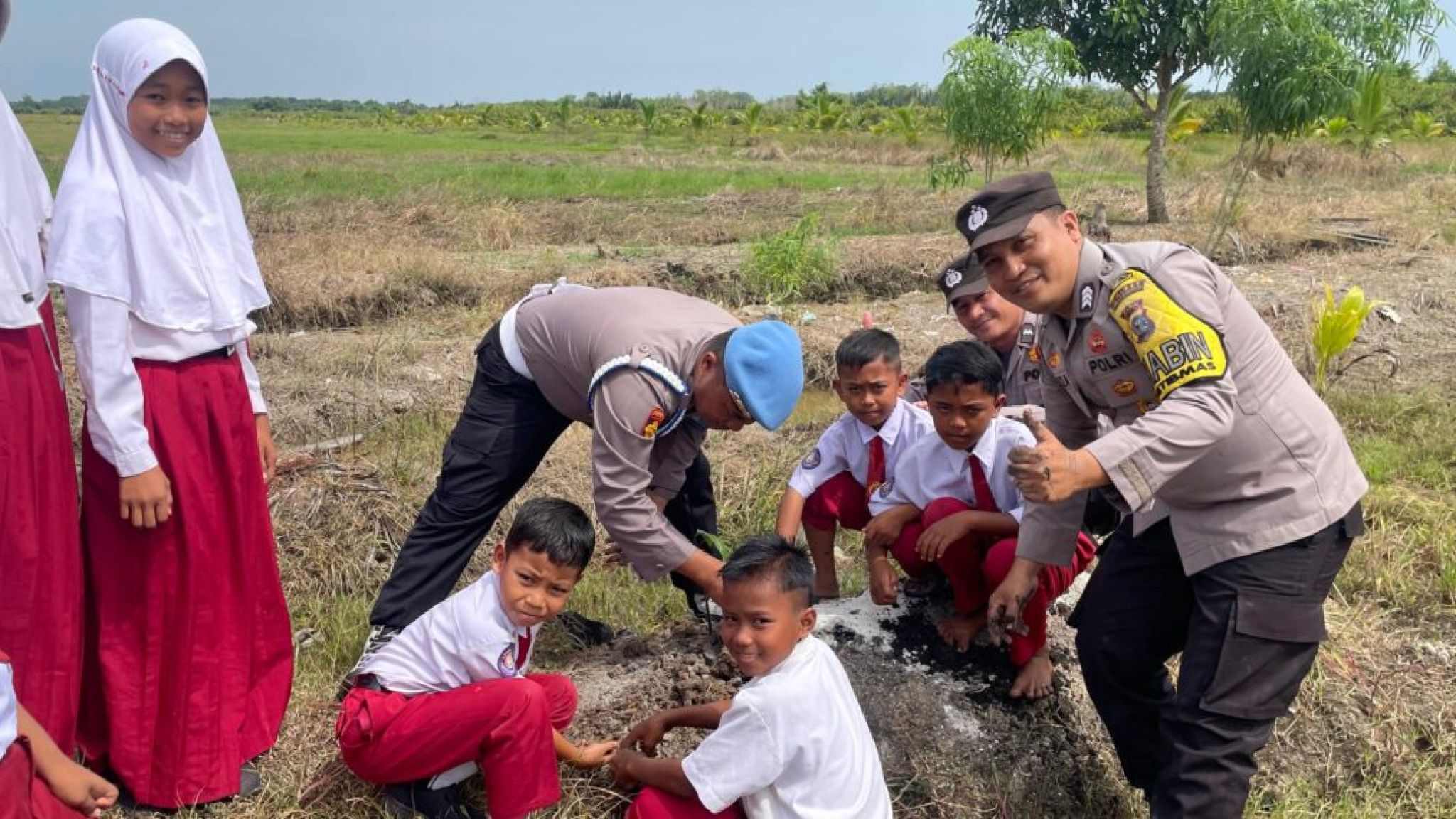 Polsek Kuala Kampar Didik Generasi Muda Jaga Alam Melalui Green Policing