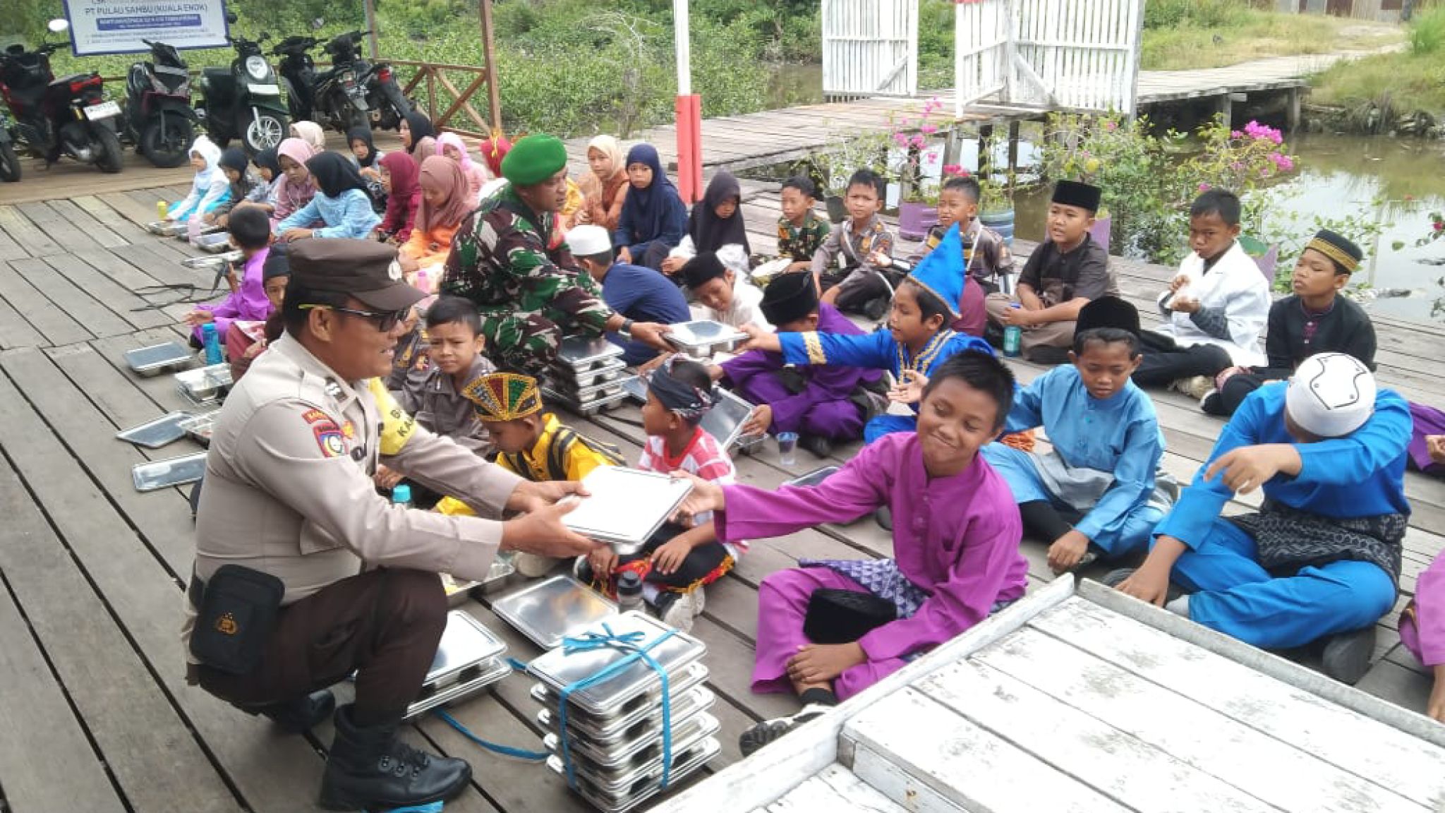 Polsek Tanah Merah Dampingi Kegiatan Makan Bergizi Gratis di Sekolah-Sekolah, Dukung Program Prioritas Presiden RI