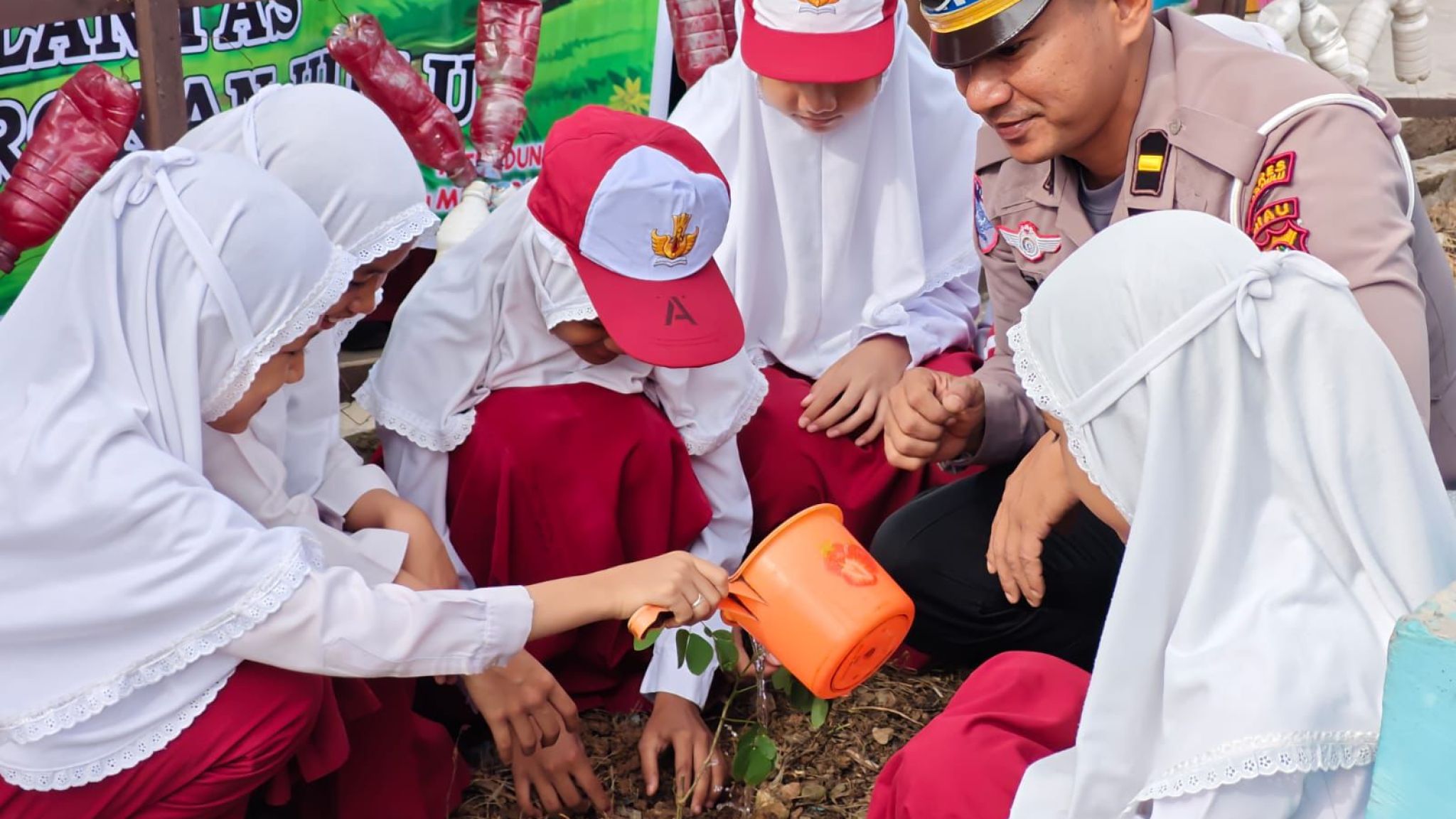 Wujudkan Green Policing, Satlantas Polres Rohul Tanam Pohon dan Sosialisasikan Green Policing di SDN 002 Rambah