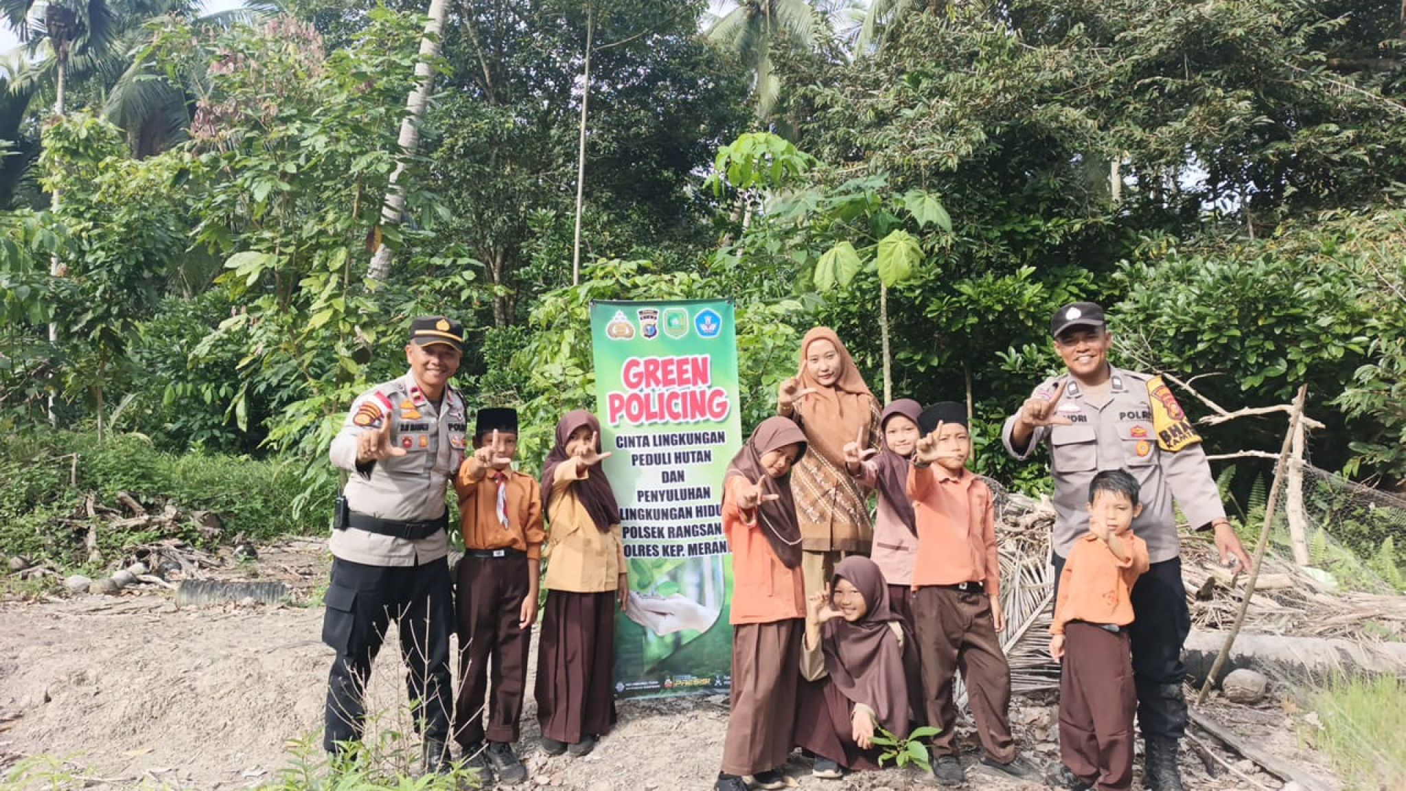 Polres Kepulauan Meranti Gelar Sosialisasi Green Policing di SDIT At-Tarbiyah Darussaadah, Tanam Bibit Pohon Matoa