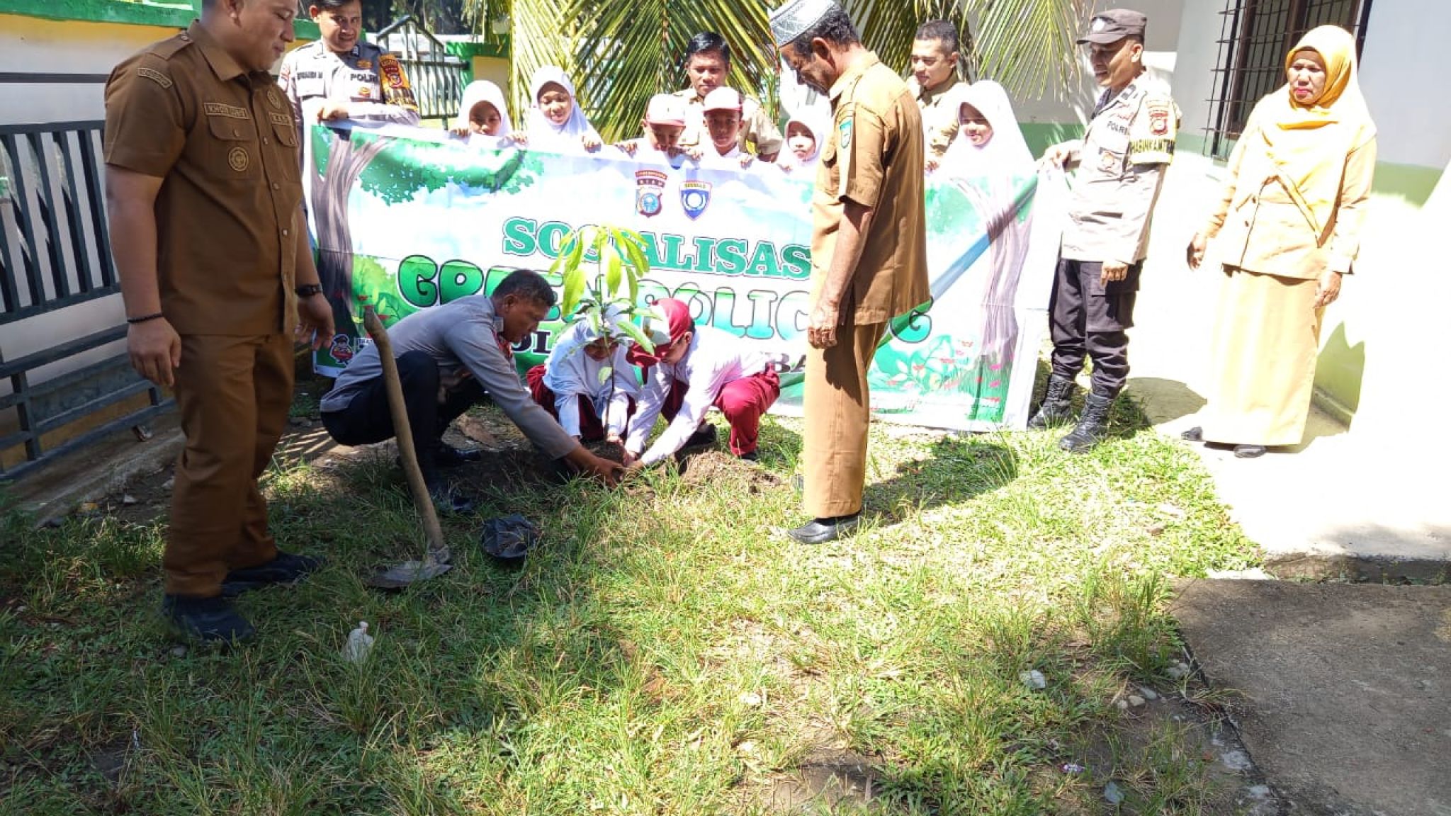 Polres Rokan Hulu Gencarkan Program Green Policing, Tanam Pohon Serentak Di 21 Lokasi se-Rokan Hulu