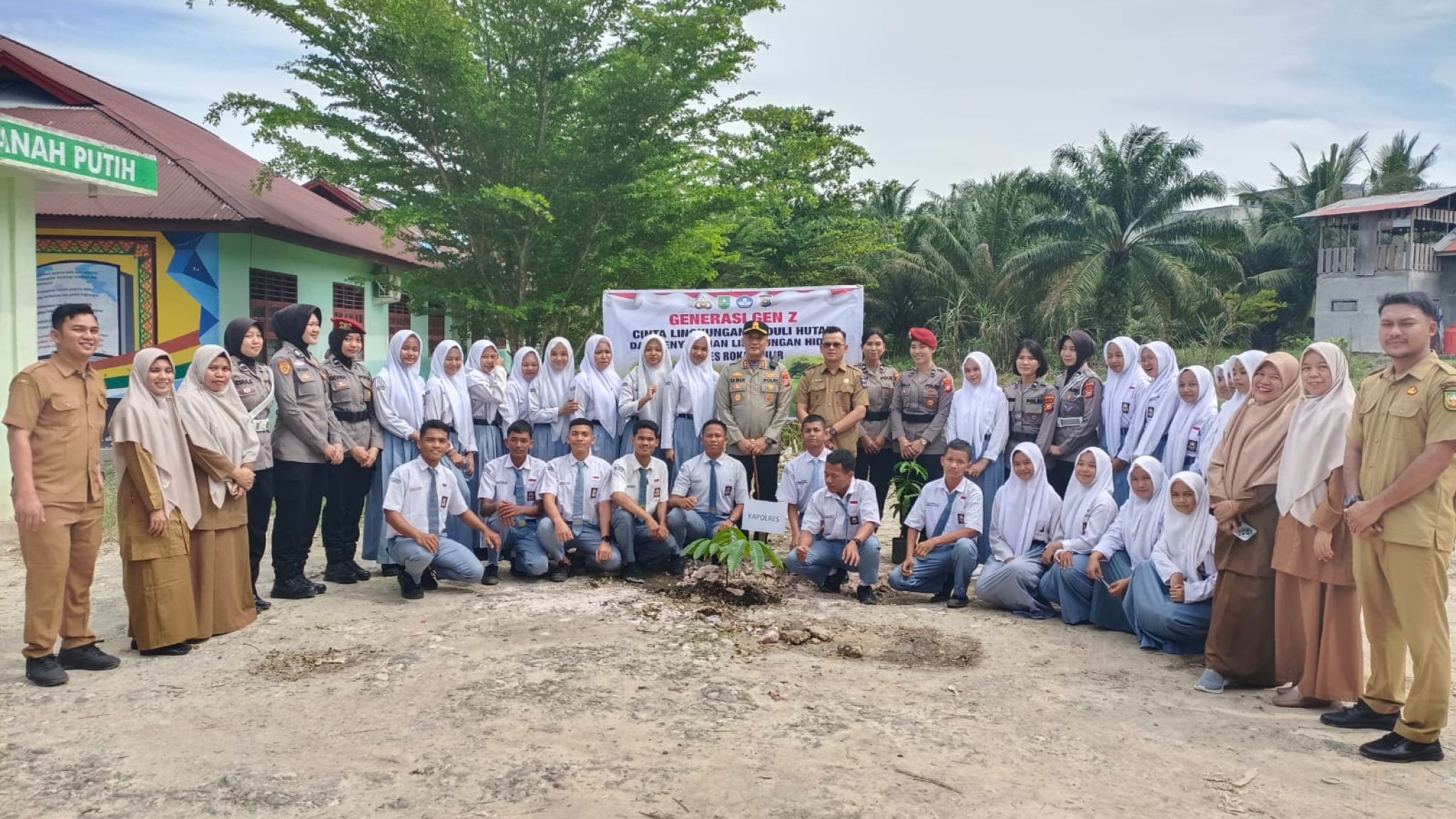 Srikandi Polwan Polres Rohil Gencarkan Green Policing Gen Z, SMAN 2 Tanah Putih Jadi Lokasi Edukasi dan Penanaman Pohon