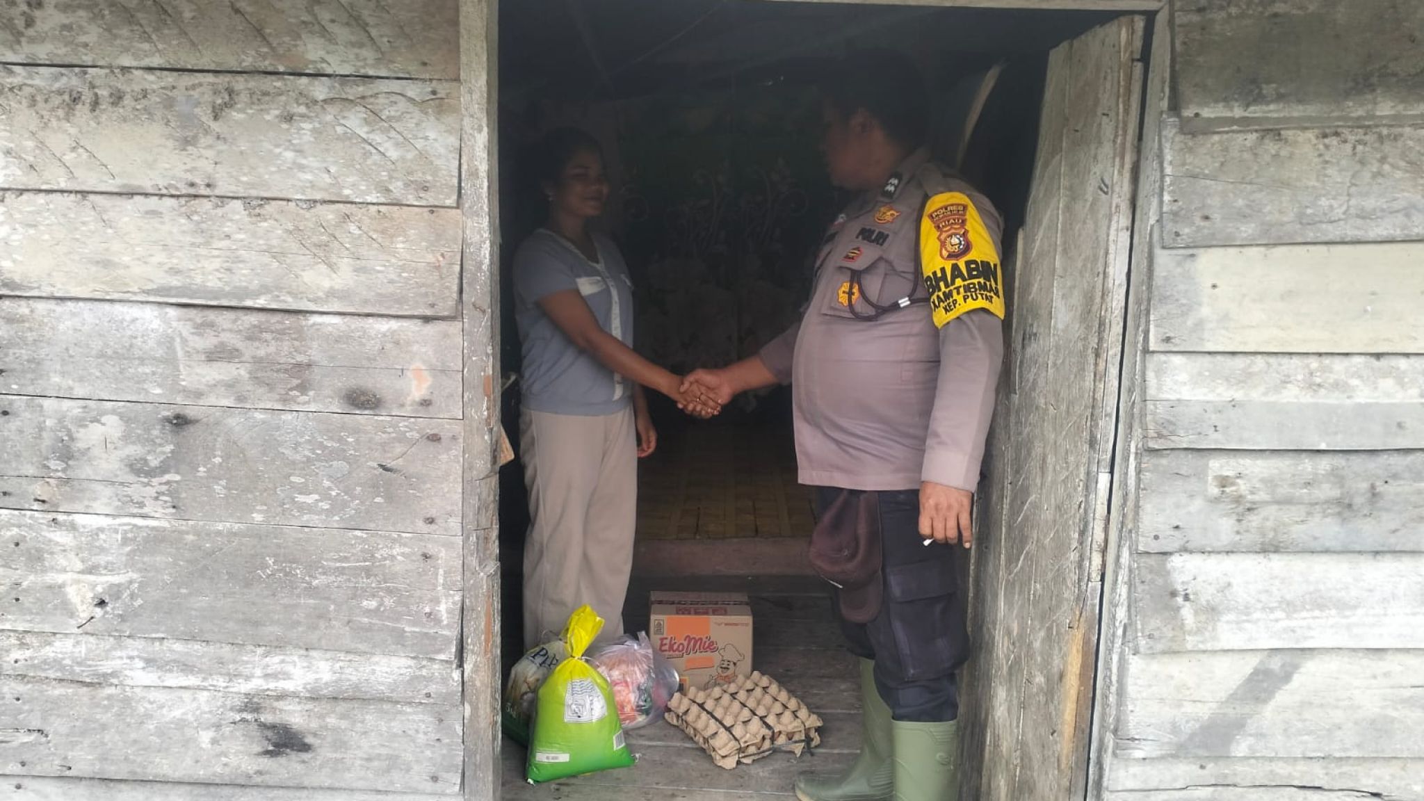 Peduli Sesama, Bhabinkamtibmas Putat Salurkan Sembako untuk Warga Kurang Mampu