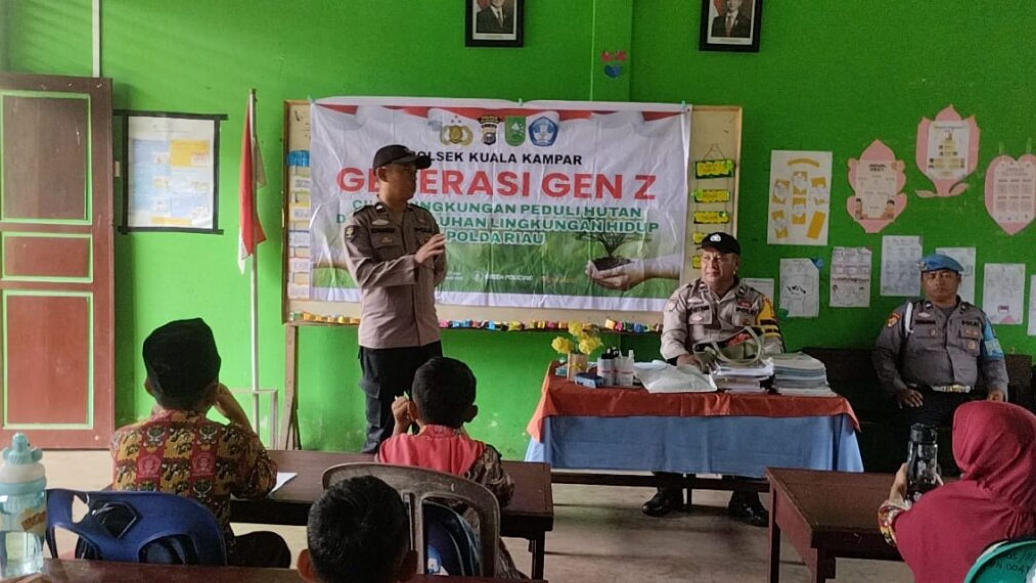 Green Policing di Kuala Kampar Polisi dan Siswa SD Tanam Pohon Mangga dan Jambu