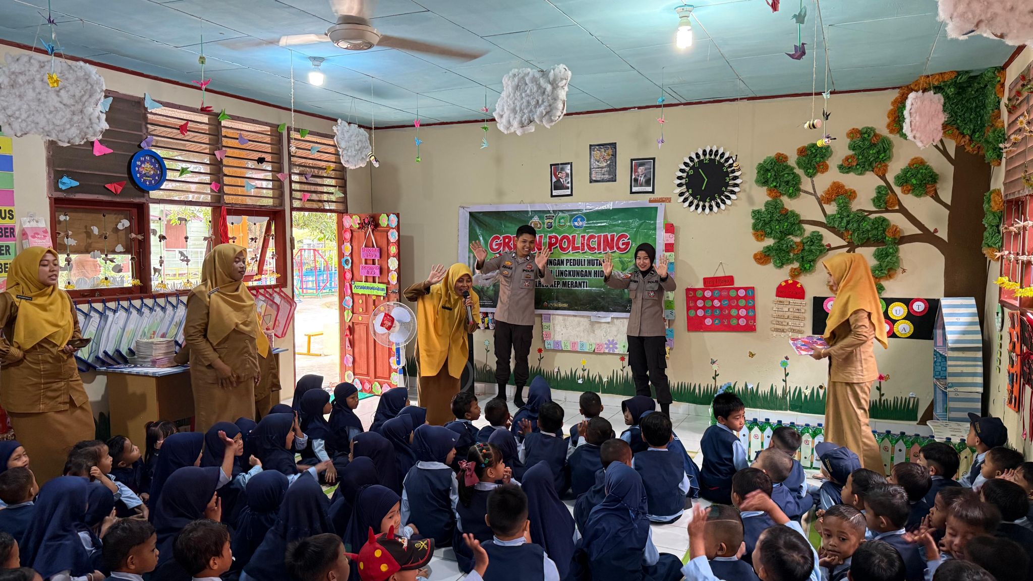 POLRES KEPULAUAN MERANTI GELAR PROGRAM GREEN POLICING DI SDN 02 TANJUNGSAMAK, TANAMKAN NILAI PEDULI LINGKUNGAN SEJAK DINI