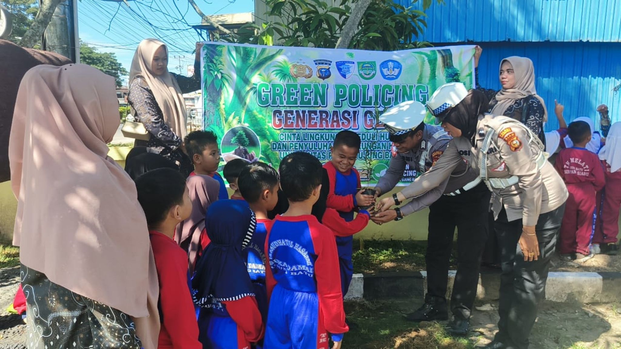 Wujud Nyata Pedulian Lingkungan, Polres Rokan Hulu Bersama Polsek Jajaran Gelar Penanaman Pohon Serentak di 13 Sekolah