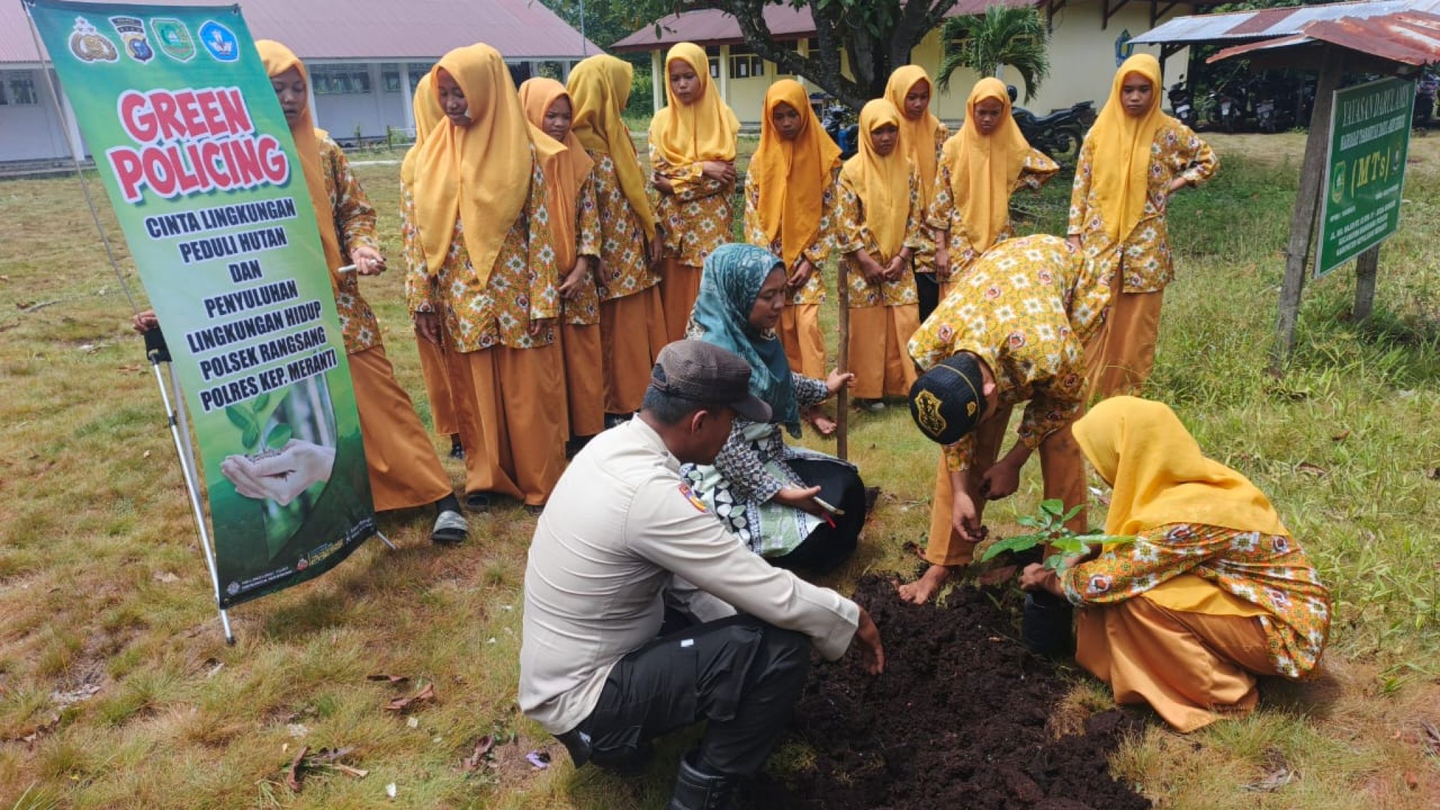 Polres Meranti Edukasi Anak PAUD dan Siswa MTs Tanam Pohon Lewat Program Green Policing