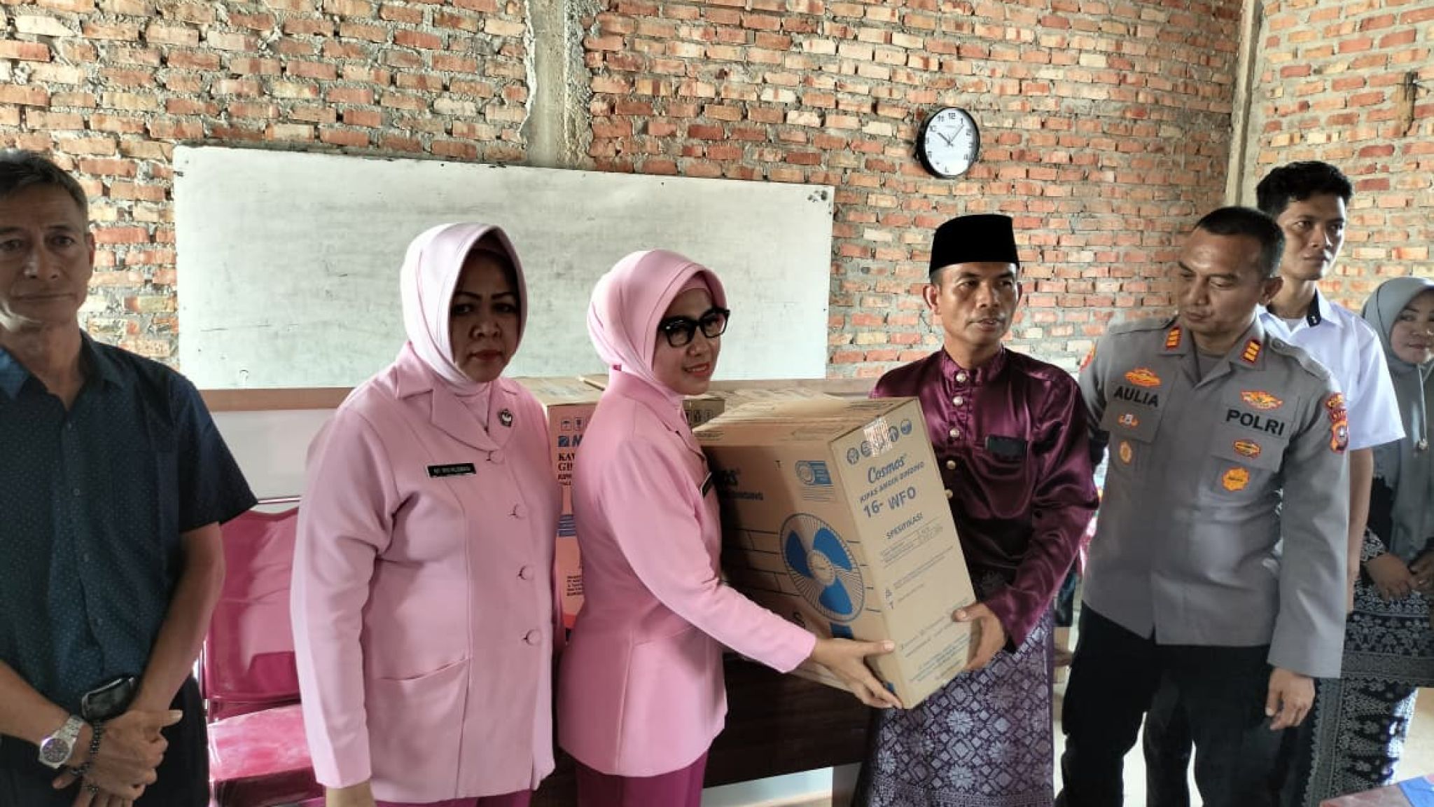 Ketua Bhayangkari Kampar Sapa Siswa SMPN 10 Kualu, Beri Bantuan, Dengarkan Aspirasi!