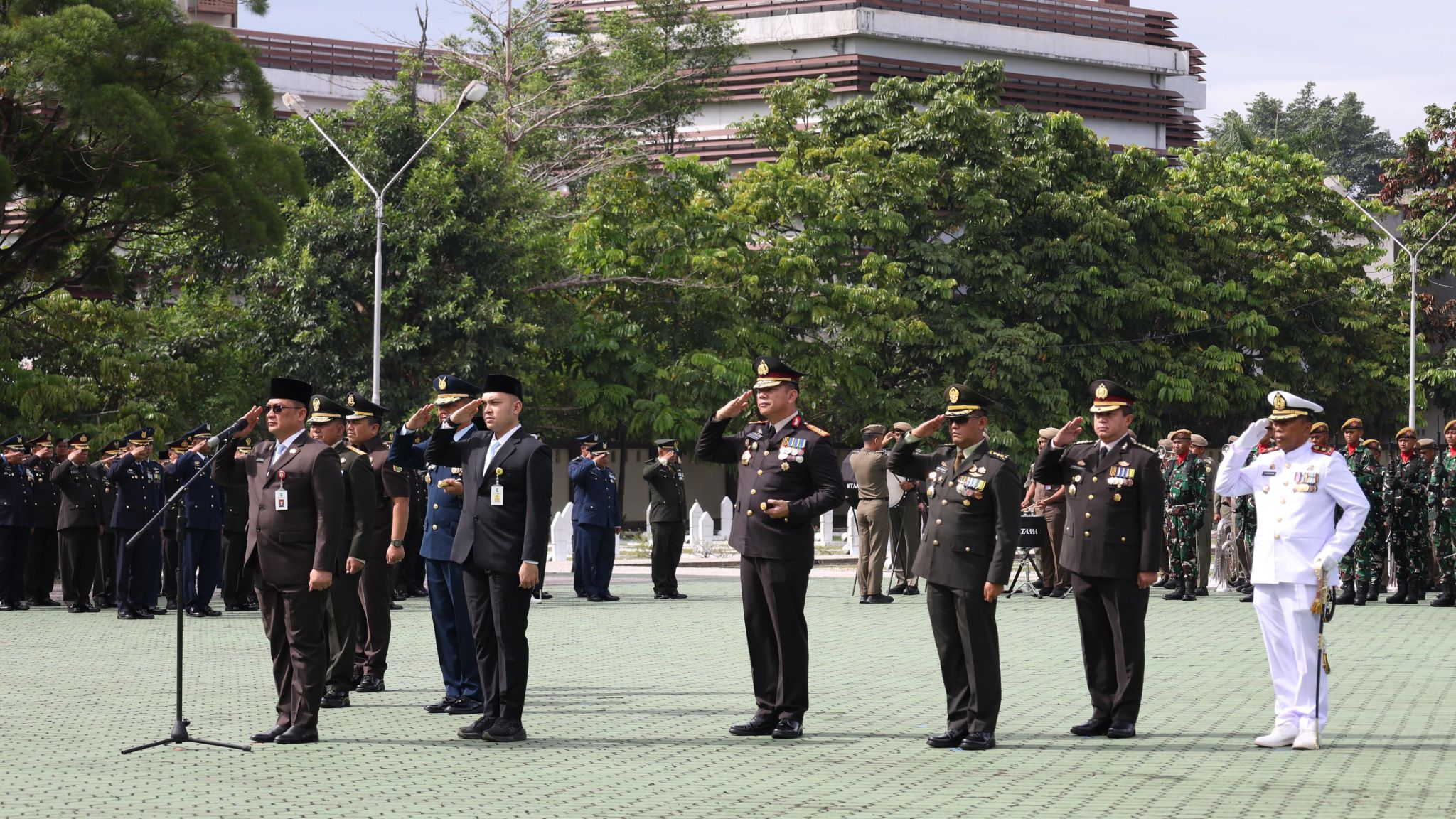 Polda Riau Bersama Forkopimda Laksanakan Ziarah Nasional Hari Pahlawan 2025