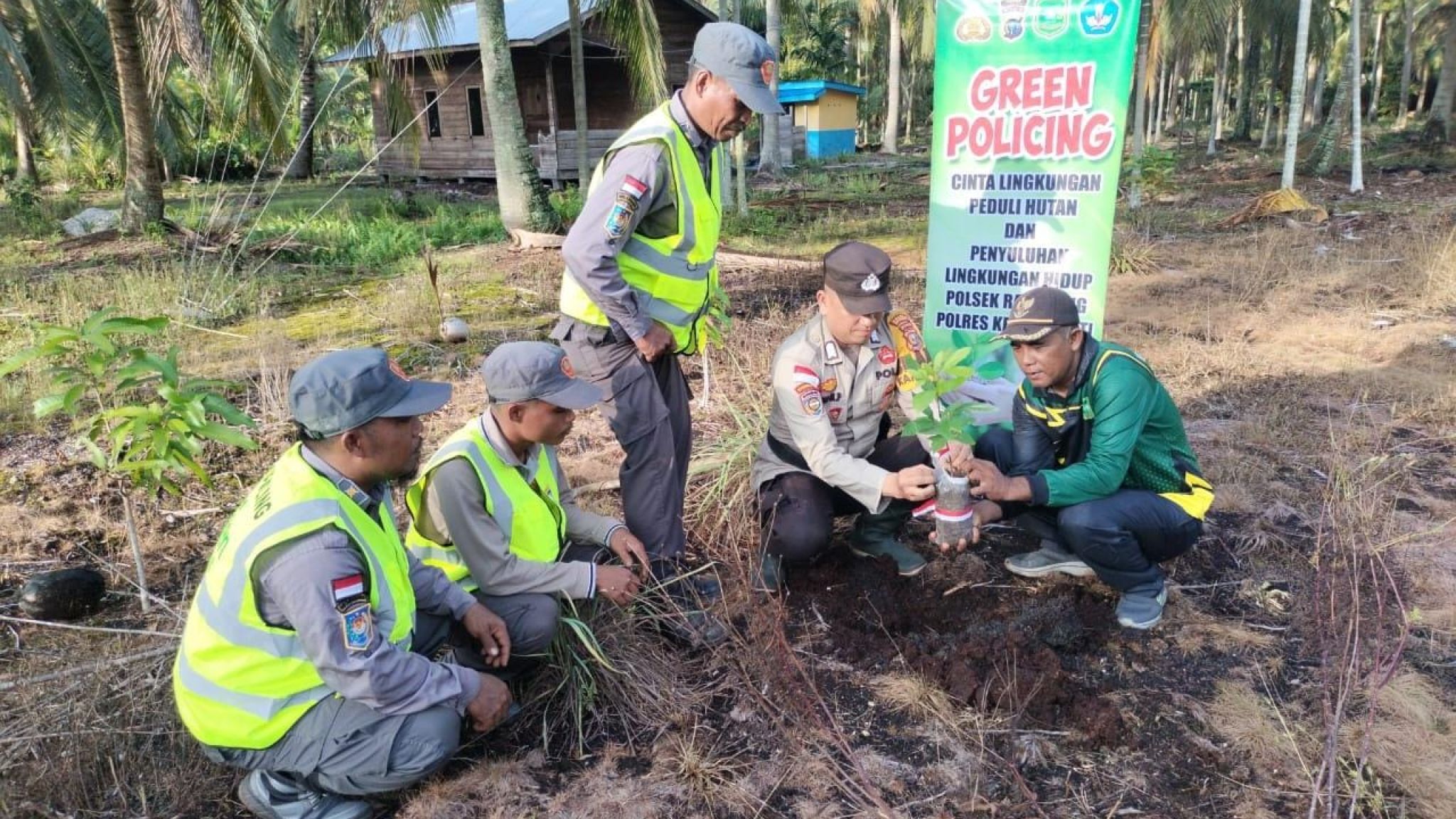 Polsek Rangsang Gandeng Satlinmas Tanam Pohon Dukung Green Policing