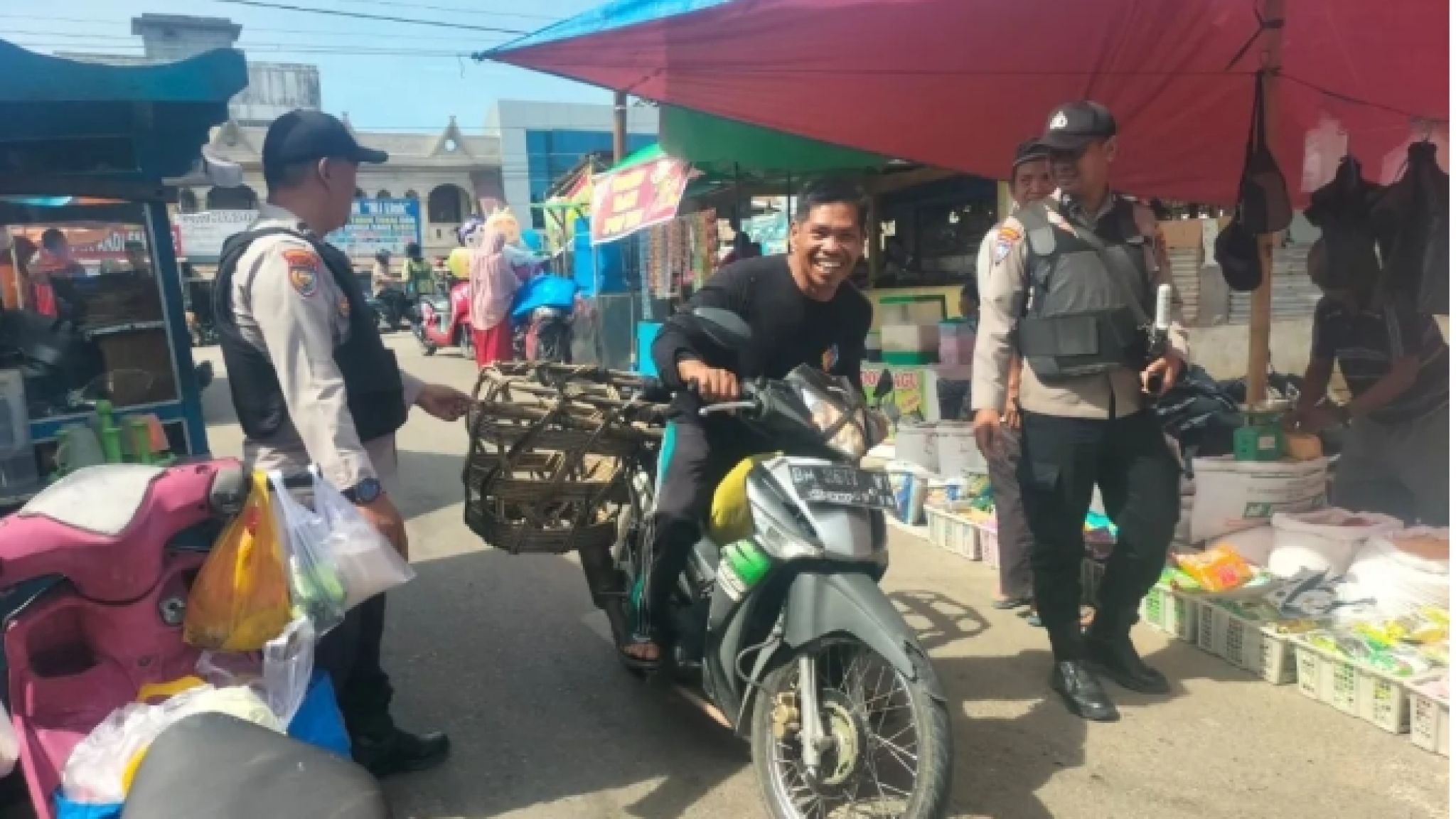 Polsek Ukui Rutin Patroli Pasar, Warga Dapat Rasa Aman Berbelanja