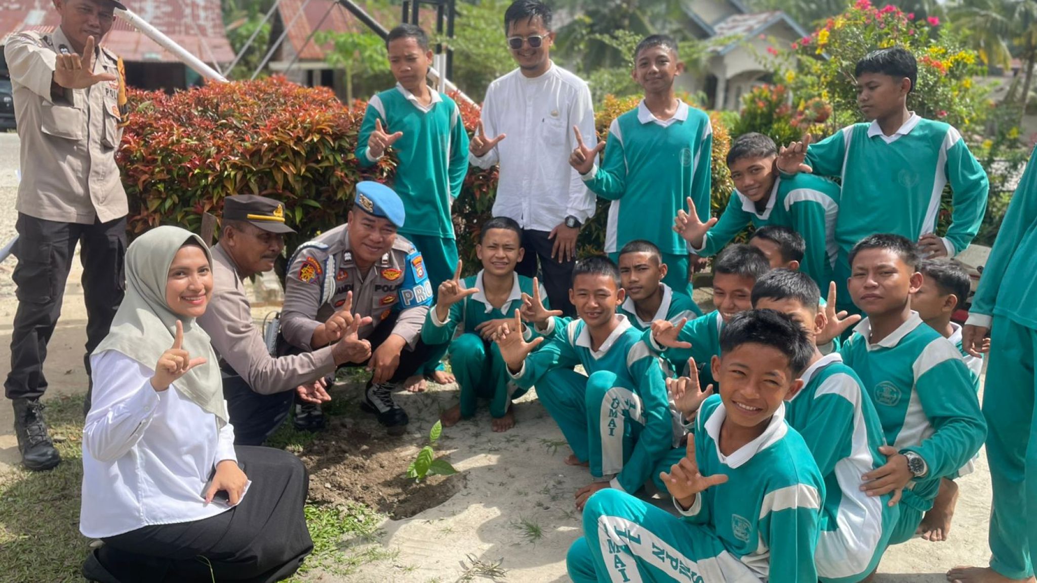 Polres Dumai Gencarkan Penghijauan, Kapolres: "Investasi Masa Depan!"