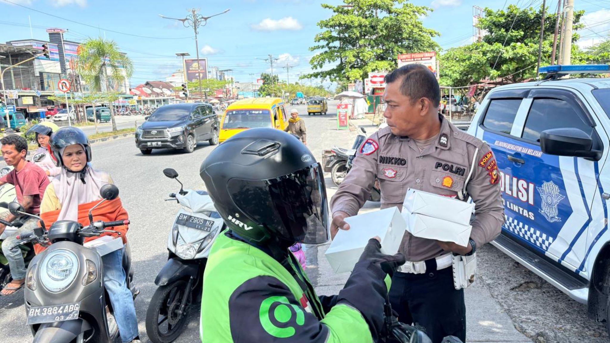 Jumat Barokah Ditlantas Polda Riau: Berbagi, Mengedukasi, dan Menguatkan Kebersamaan Menjelang Operasi Zebra Lancang Kuning 2025
