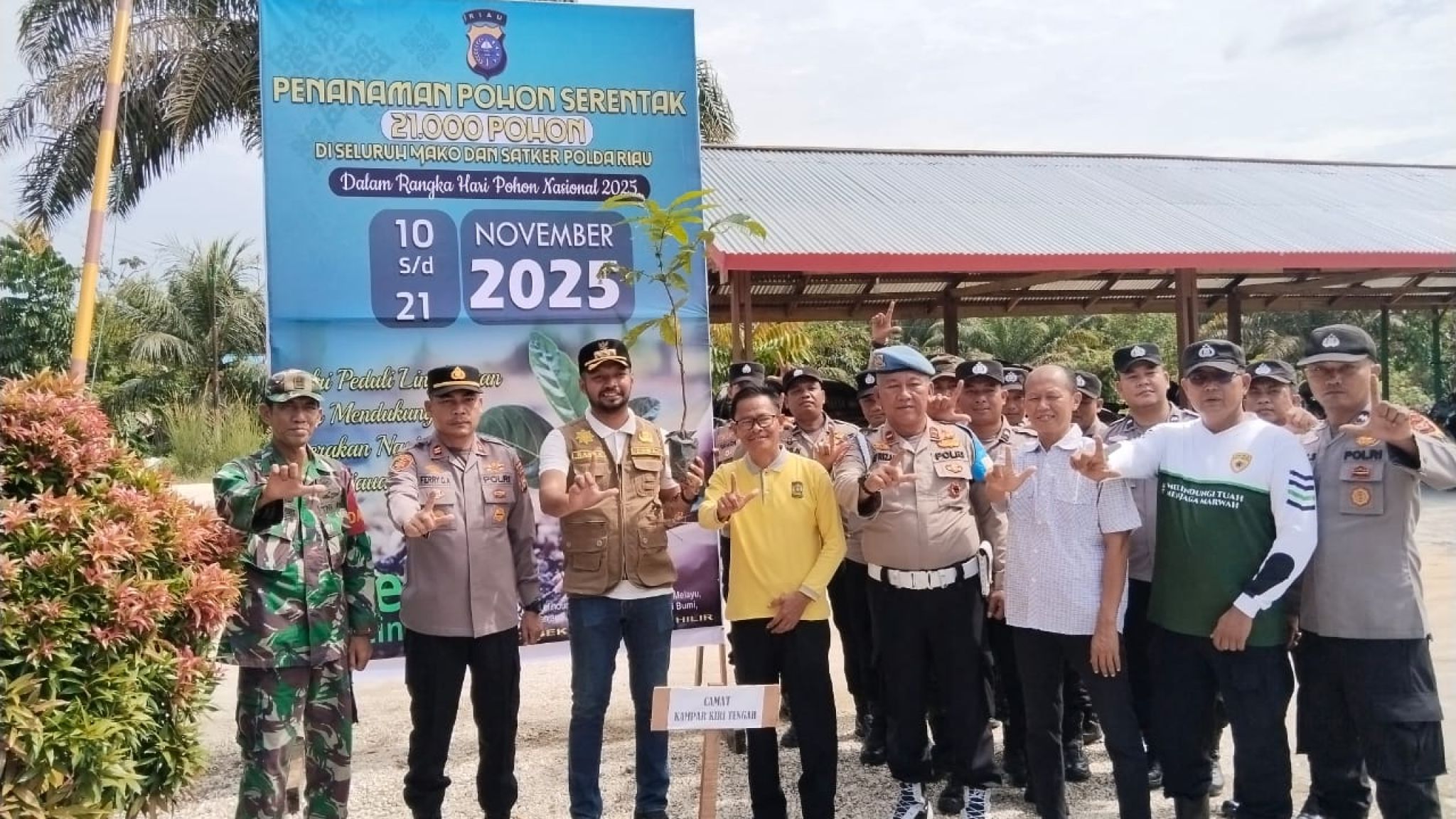 Polsek Kampar Kiri Hilir 'Hijaukan' Mako di Hari Pohon Nasional, Kapolres: 'Polri Peduli Lingkungan, Dukung Penghijauan!'