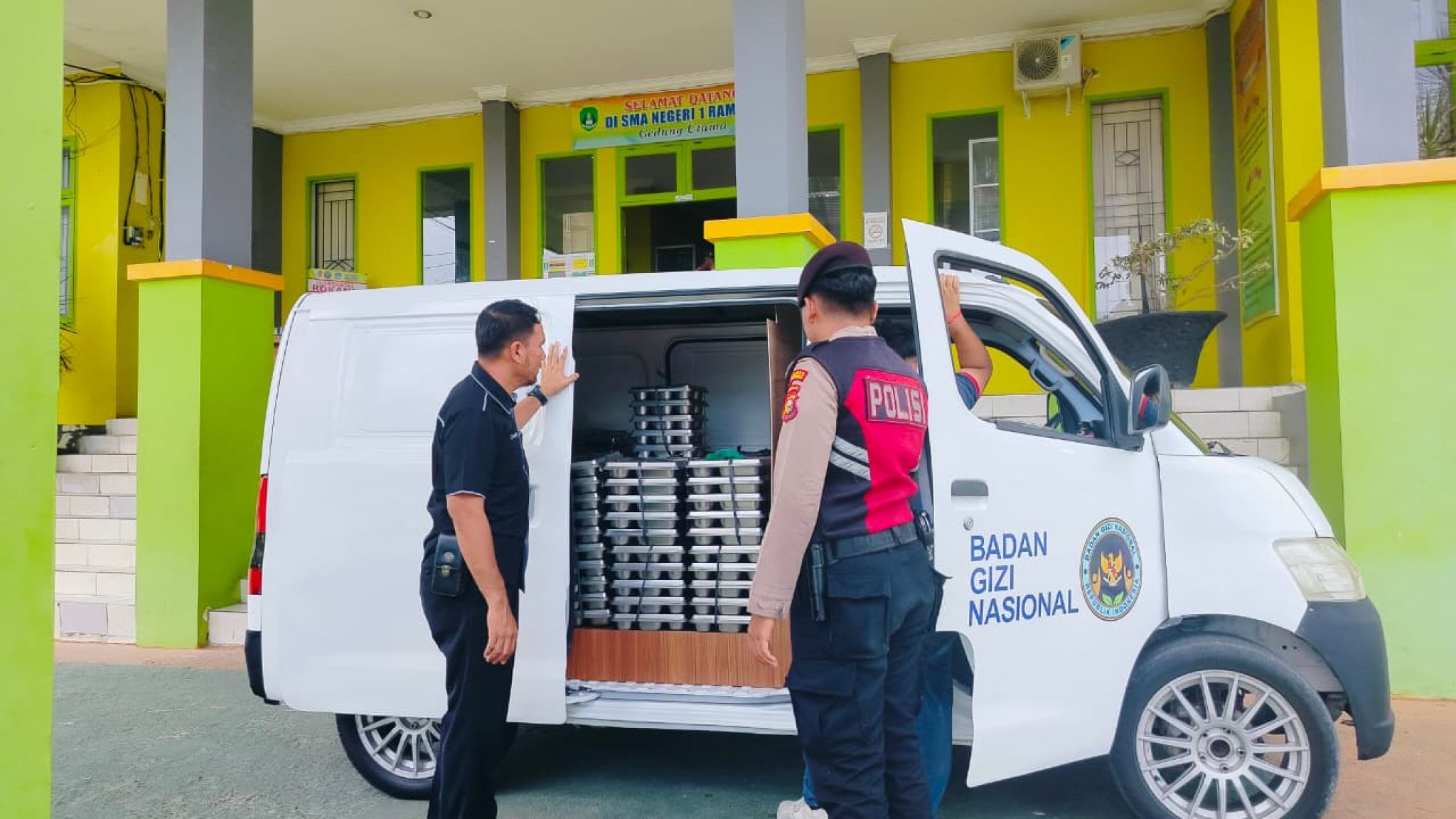 Polres Rokan Hulu dan Yayasan Kemala Bhayangkari Distribusikan 2.682 Porsi Makanan Bergizi ke Lima Sekolah: Komitmen Bersama Wujudkan Generasi Sehat dan Cerdas
