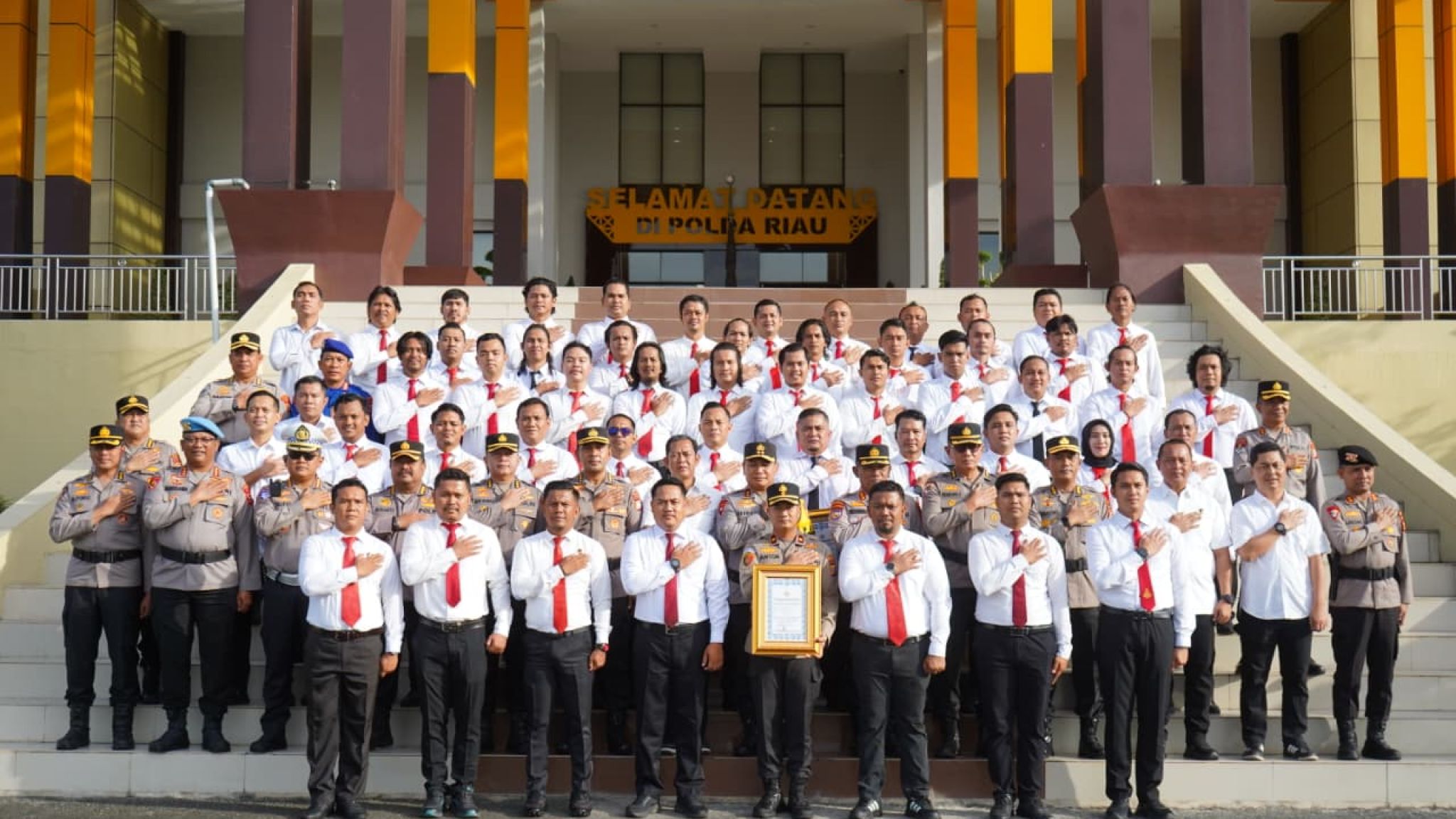 Kapolda Riau Pimpin Upacara Pemberian Penghargaan, Tekankan Integritas dan Komitmen Perang terhadap Narkoba