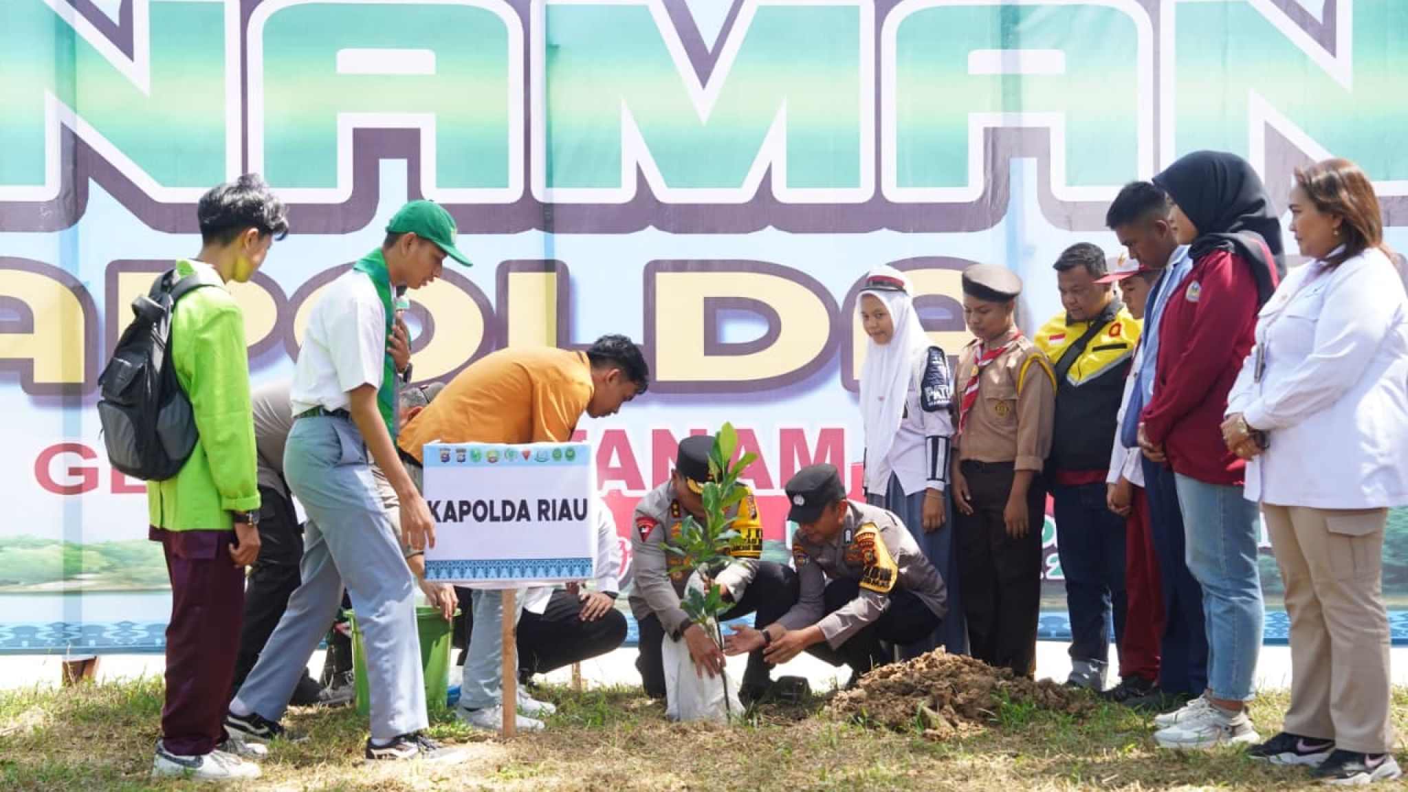 Kapolda Riau Tanam Pohon di Tepi Sungai Rengat, Tegaskan Komitmen Polri pada Green Policing